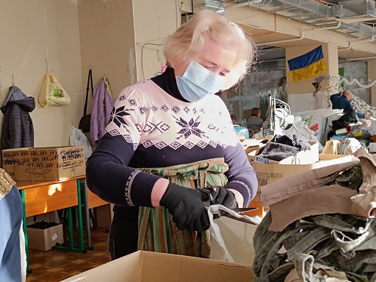 Новини Вінниці - фото з «Наймолодшому волонтеру було 7, а найстаршому 82». Як плетуть сітки у центрі «Ми разом»