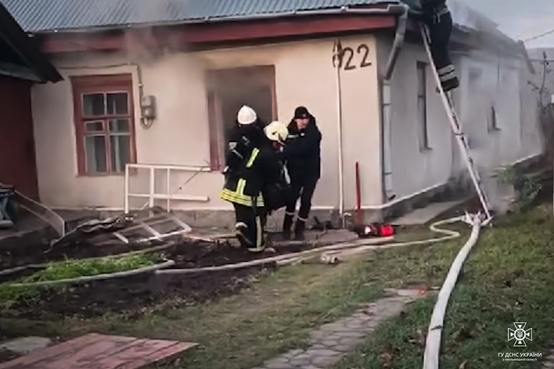 Новини Хмельницького - фото з У Старокостянтинові горів житловий будинок: врятували чоловіка На зображенні може бути: 2 людини, вогонь та текст
