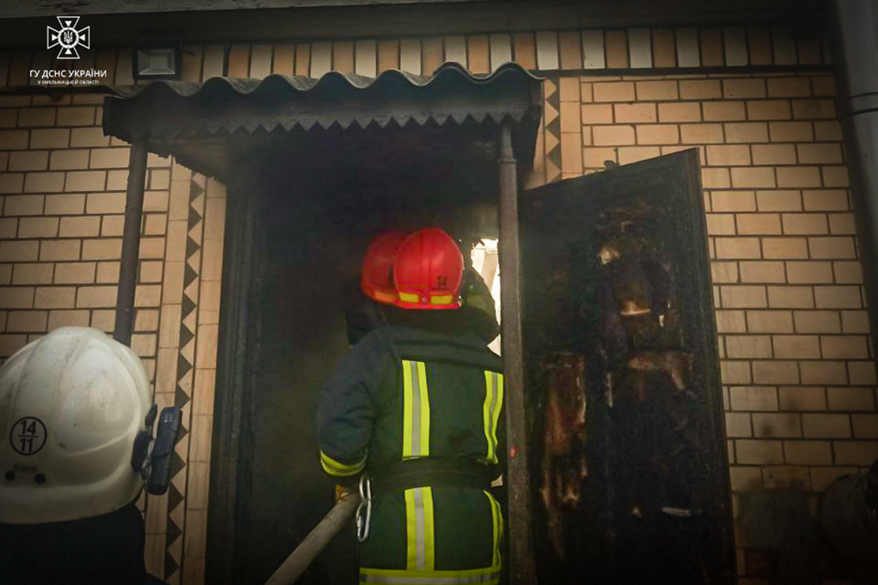 Новини Хмельницького - фото з У Старокостянтинові горів житловий будинок: врятували чоловіка На зображенні може бути: 1 особа, вогонь та текст