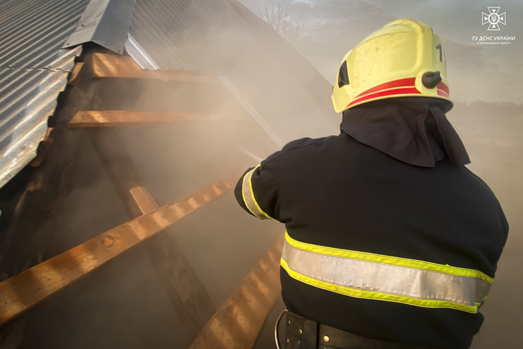 Новини Хмельницького - фото з У Старокостянтинові горів житловий будинок: врятували чоловіка На зображенні може бути: 1 особа та текст