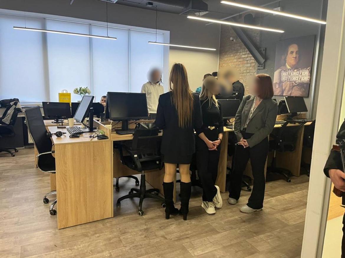 Новини Тернополя - фото з Мережу шахрайських кол-центрів з річним обігом у 3 млрд грн викрили в Україні, працювала вона і в Тернополі