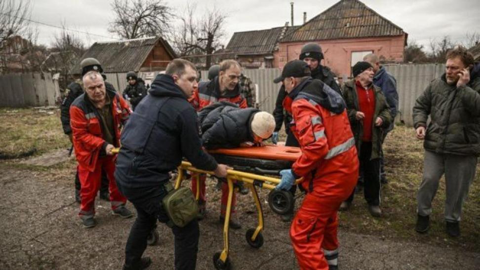 Новини Житомира - фото з Як розгортатиметься війна у 2024 році: три сценарії Медики евакуювали поранену літню жінку після удару касетної бомби в Краматорську