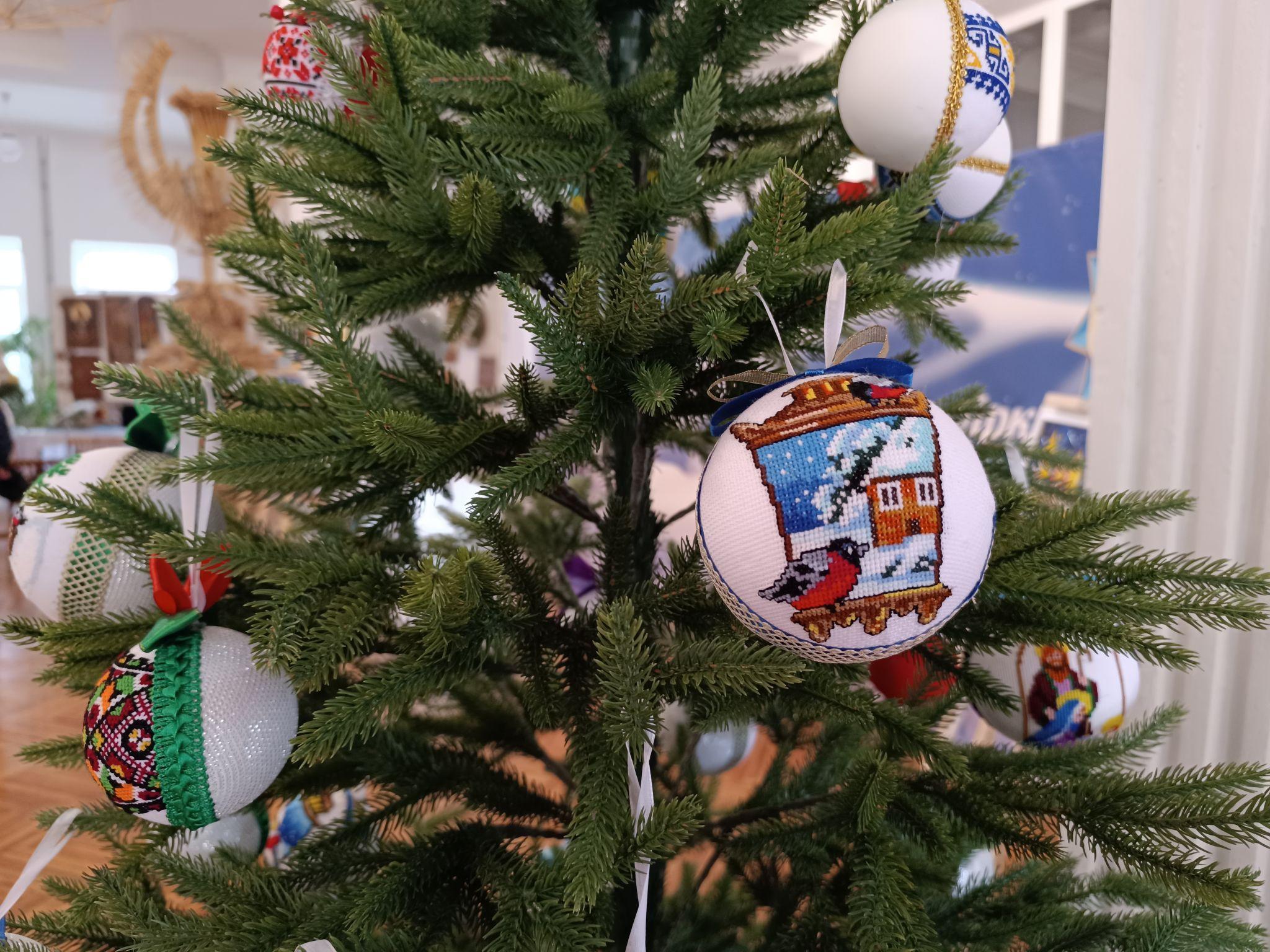 Новини Тернополя - фото з З іграшками ручної роботи, гірляндами і вишивкою: як тернополяни прикрасили ялинки?