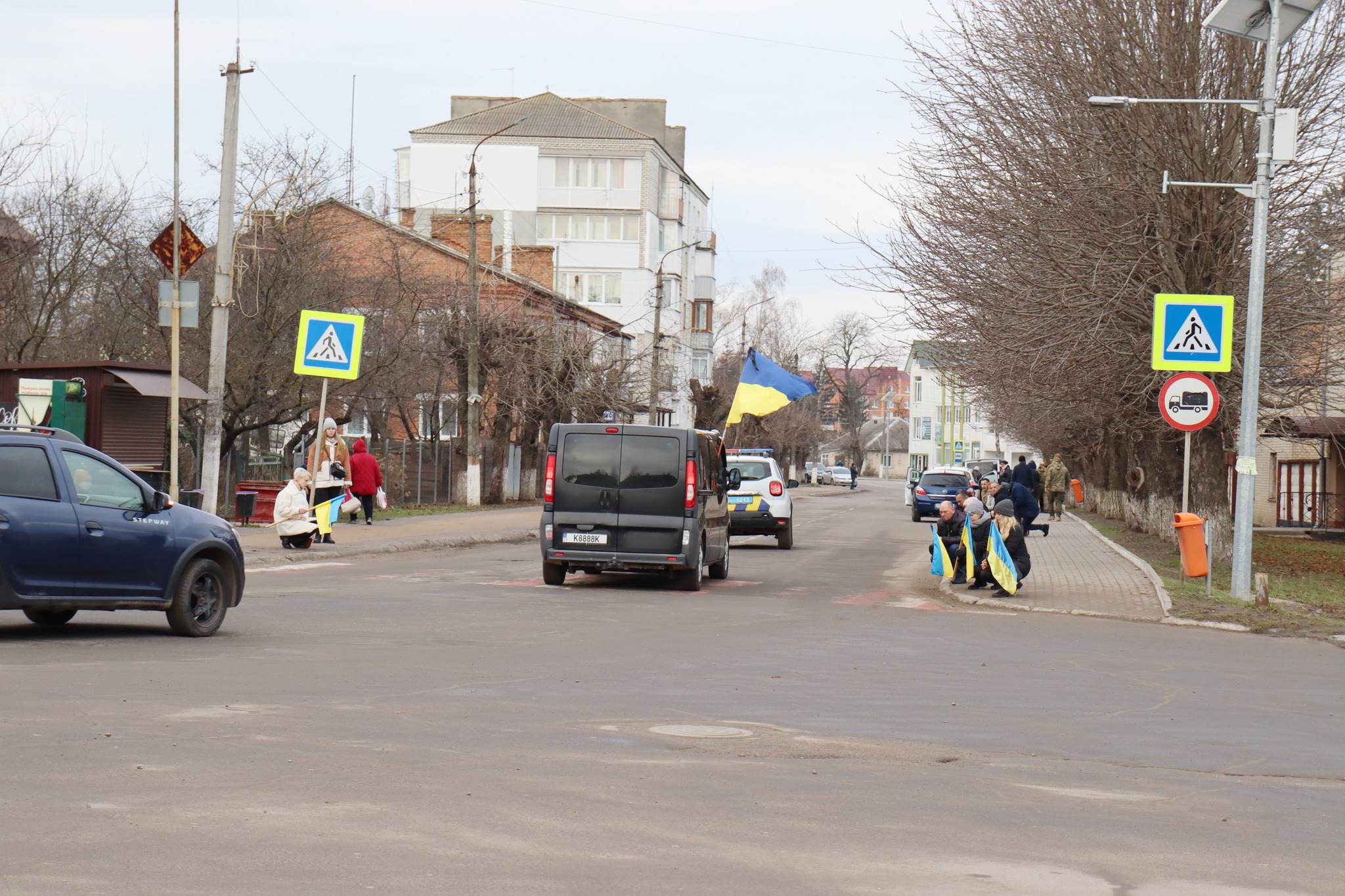 Возможно, это изображение 7 человек, автомобиль, улица, дорога и текст