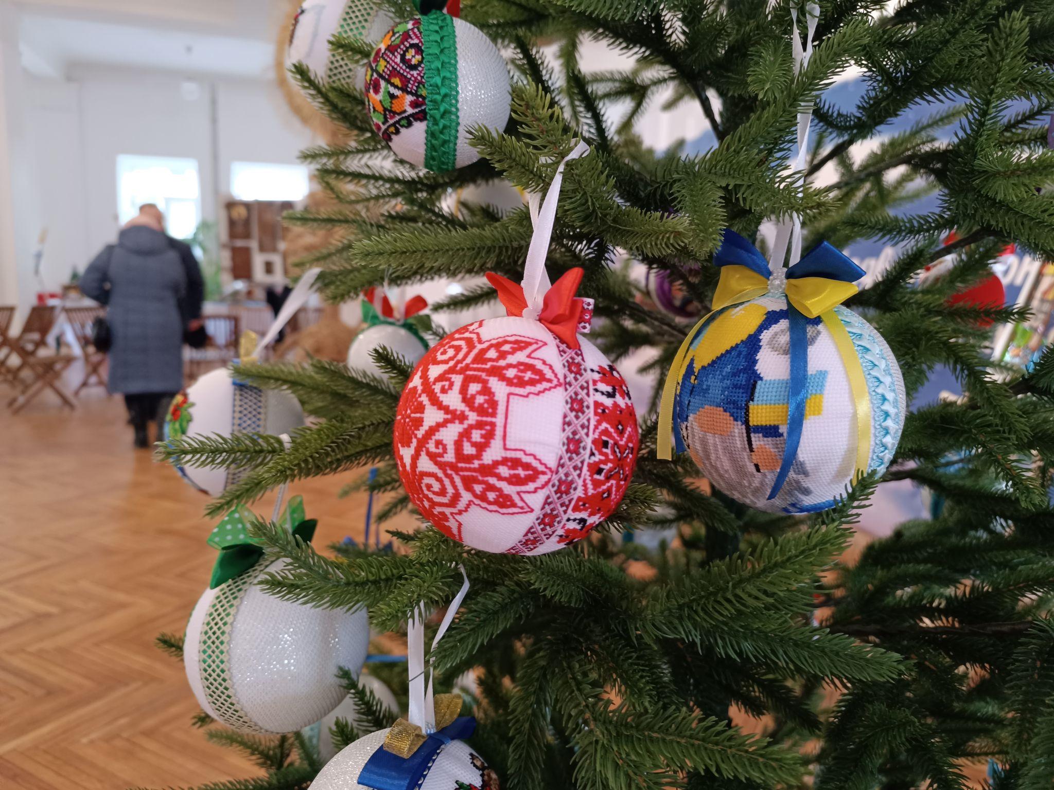 Новини Тернополя - фото з З іграшками ручної роботи, гірляндами і вишивкою: як тернополяни прикрасили ялинки?