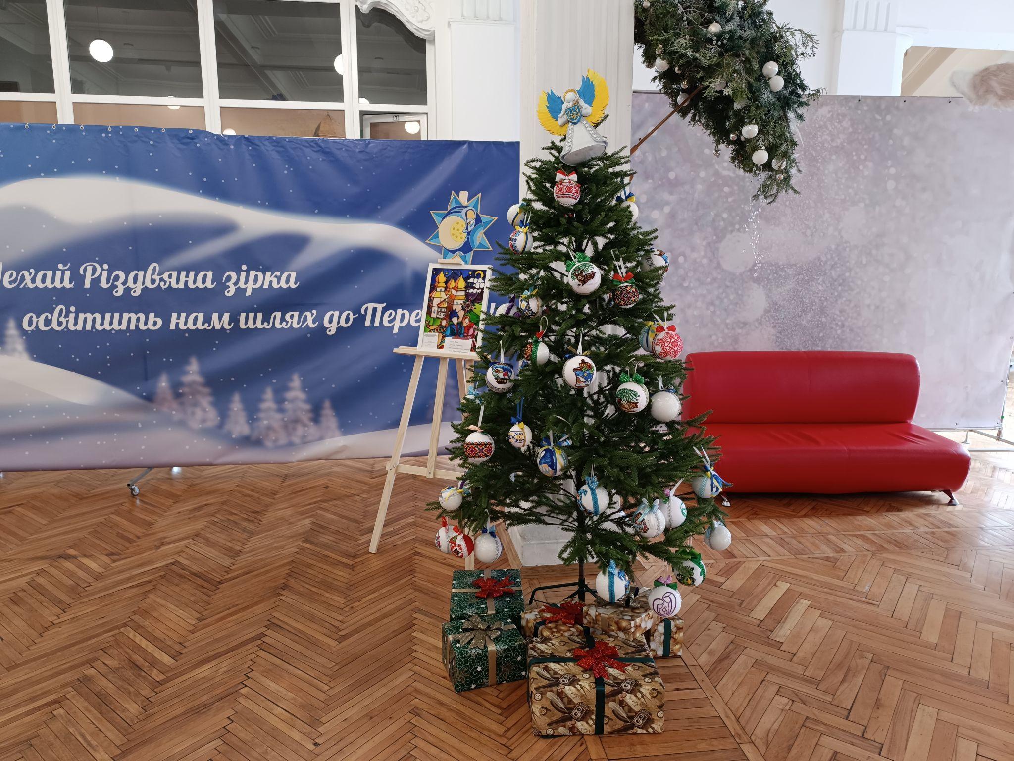 Новини Тернополя - фото з З іграшками ручної роботи, гірляндами і вишивкою: як тернополяни прикрасили ялинки?