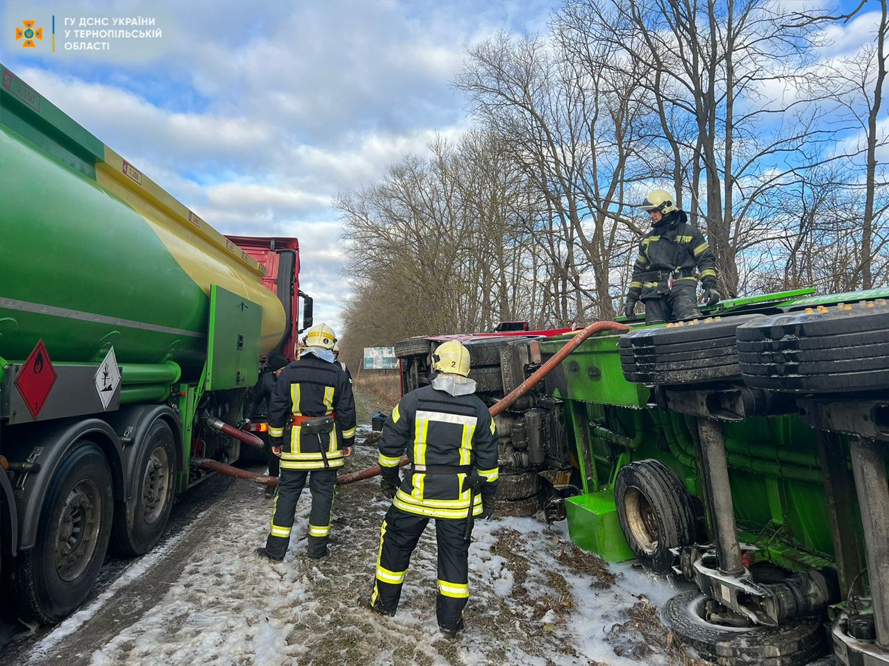 Новини Тернополя - фото з У Тернопільському районі перекинувся бензовоз (ОНОВЛЕНЕ)