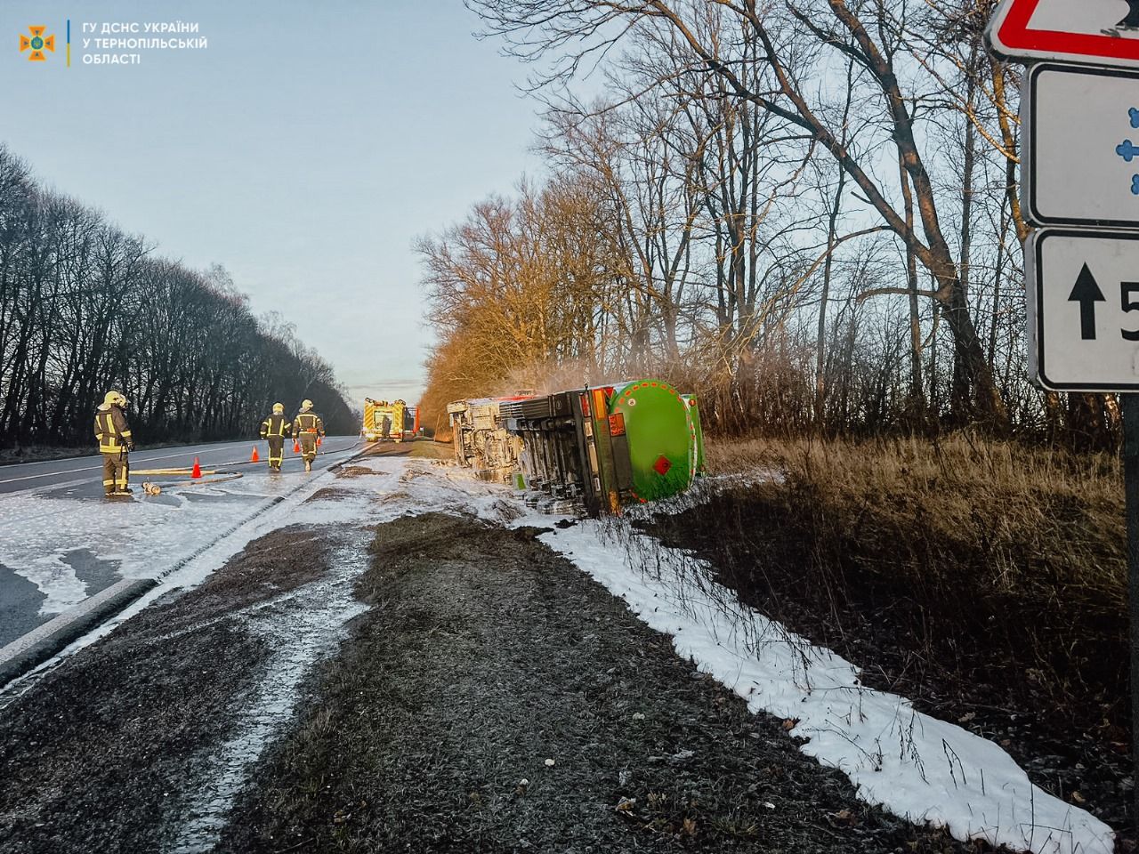 Новини Тернополя - фото з У Тернопільському районі перекинувся бензовоз (ОНОВЛЕНЕ)