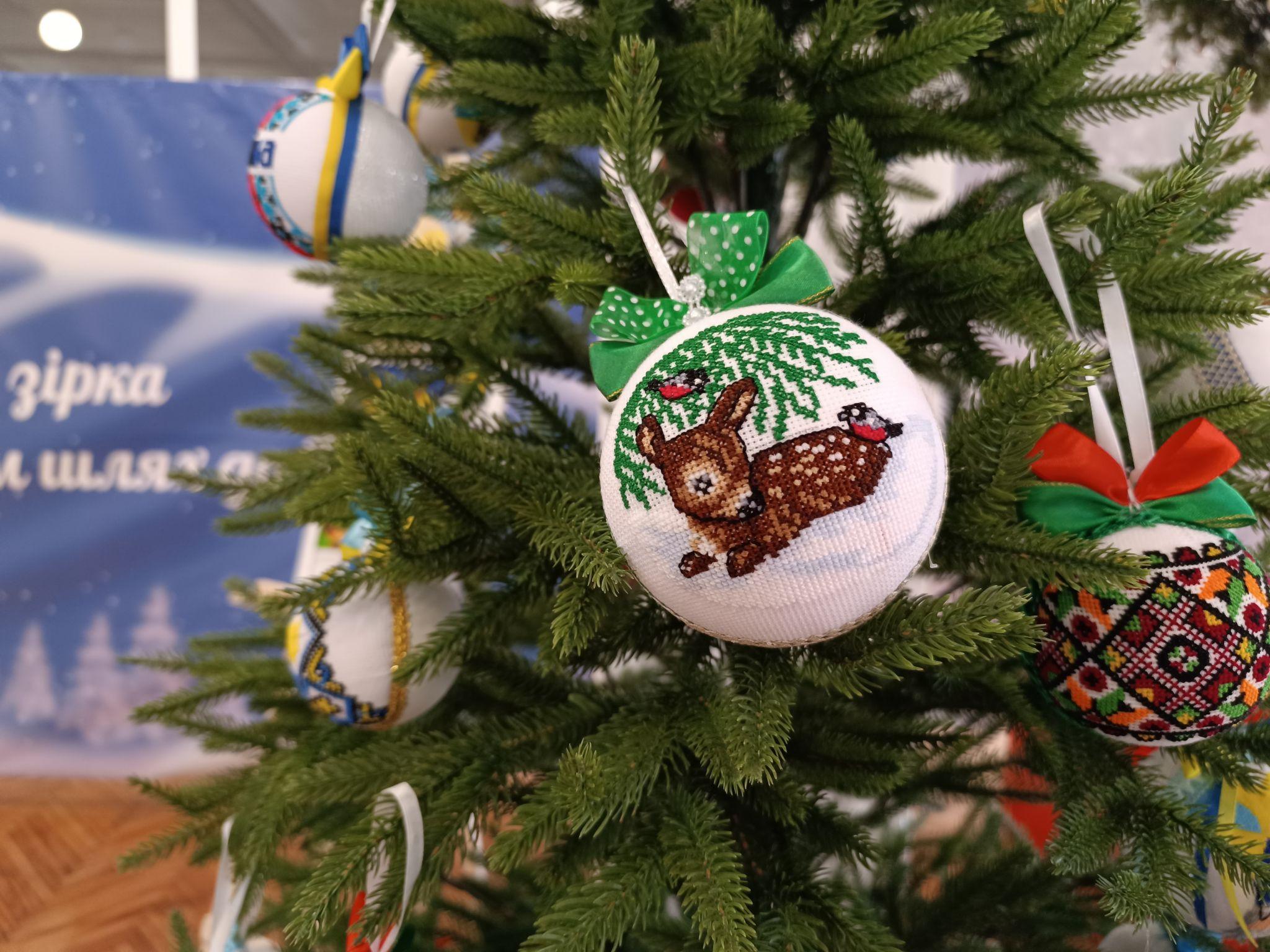 Новини Тернополя - фото з З іграшками ручної роботи, гірляндами і вишивкою: як тернополяни прикрасили ялинки?