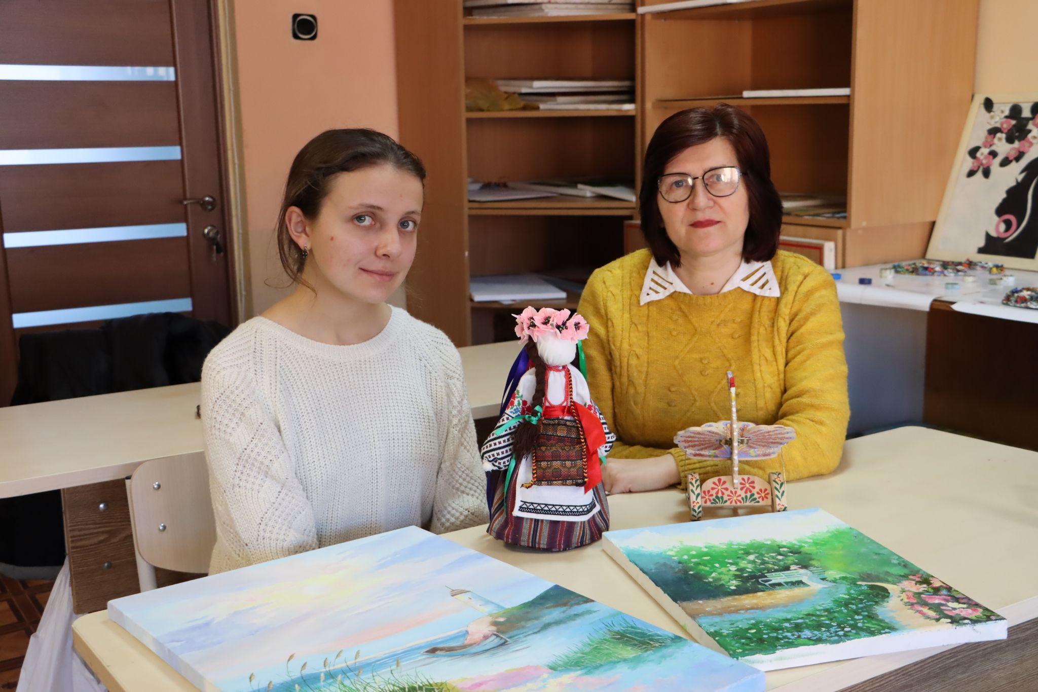 Новини Тернополя - фото з Розписує гільзи та еко-торби, передає картини на аукціони: юна художниця з Тернополя допомагає ЗСУ