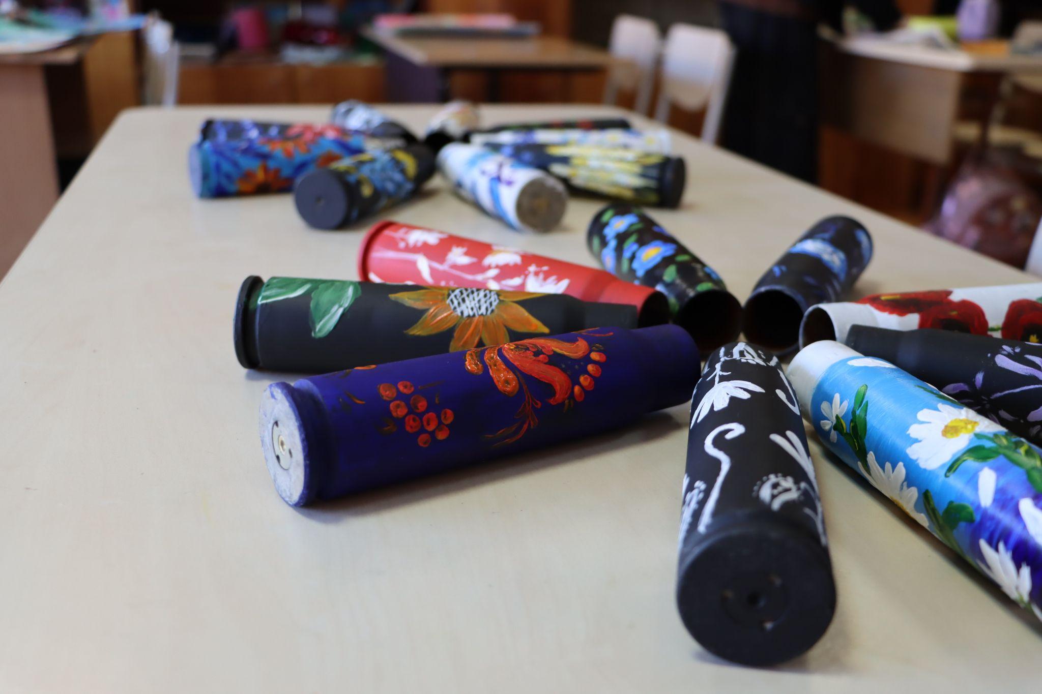 Новини Тернополя - фото з Розписує гільзи та еко-торби, передає картини на аукціони: юна художниця з Тернополя допомагає ЗСУ