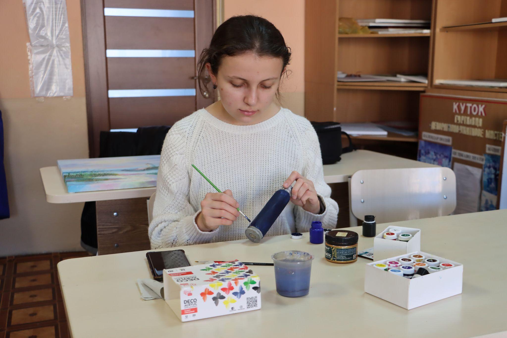 Новини Тернополя - фото з Розписує гільзи та еко-торби, передає картини на аукціони: юна художниця з Тернополя допомагає ЗСУ