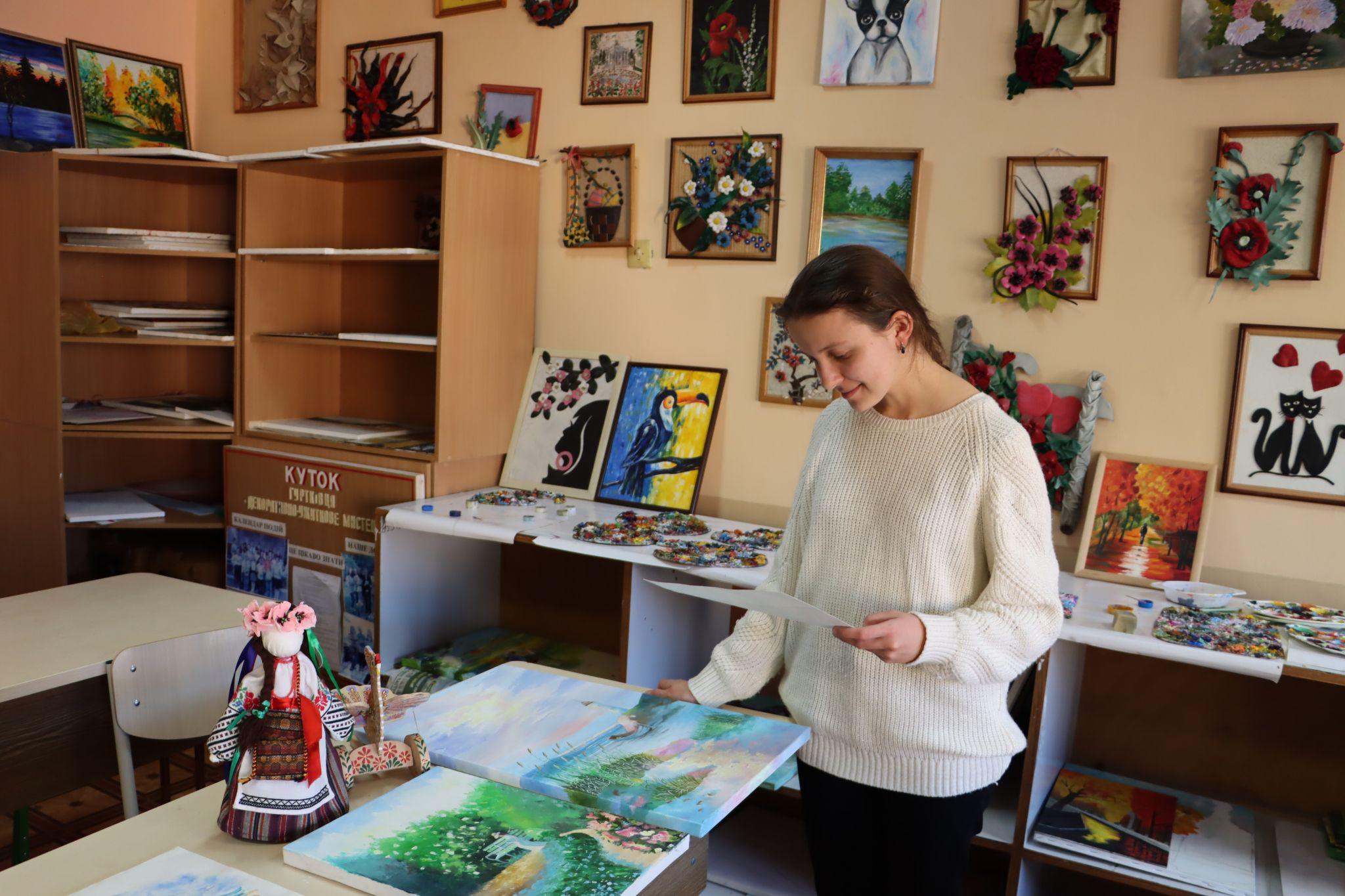 Новини Тернополя - фото з Розписує гільзи та еко-торби, передає картини на аукціони: юна художниця з Тернополя допомагає ЗСУ