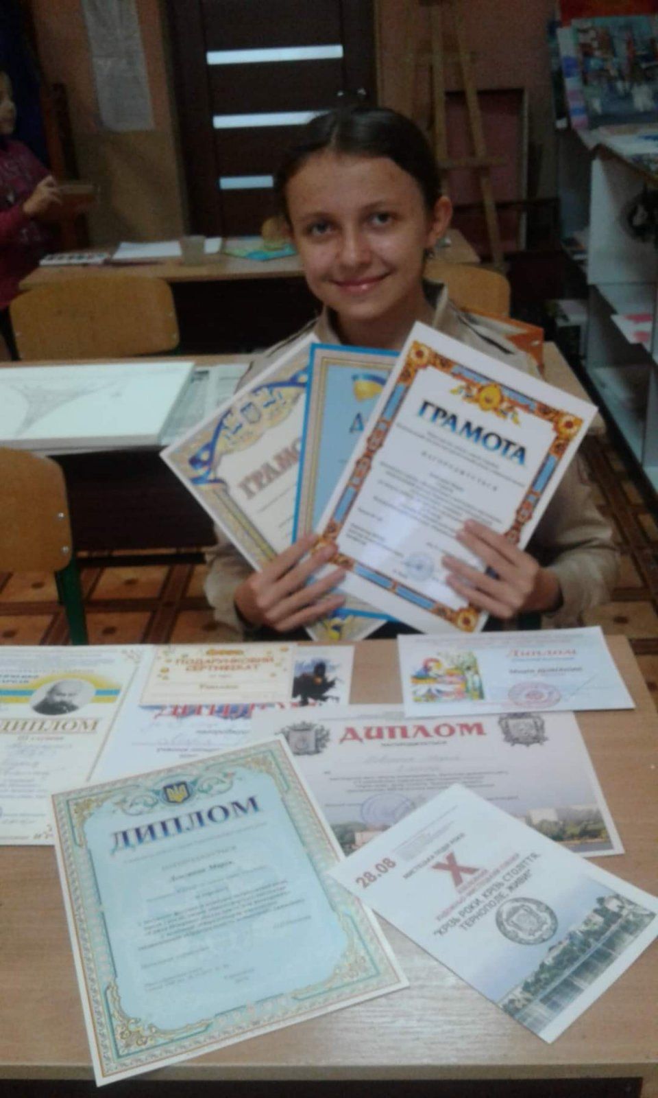 Новини Тернополя - фото з Розписує гільзи та еко-торби, передає картини на аукціони: юна художниця з Тернополя допомагає ЗСУ