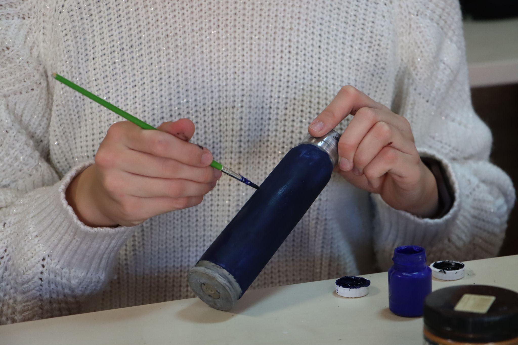 Новини Тернополя - фото з Розписує гільзи та еко-торби, передає картини на аукціони: юна художниця з Тернополя допомагає ЗСУ