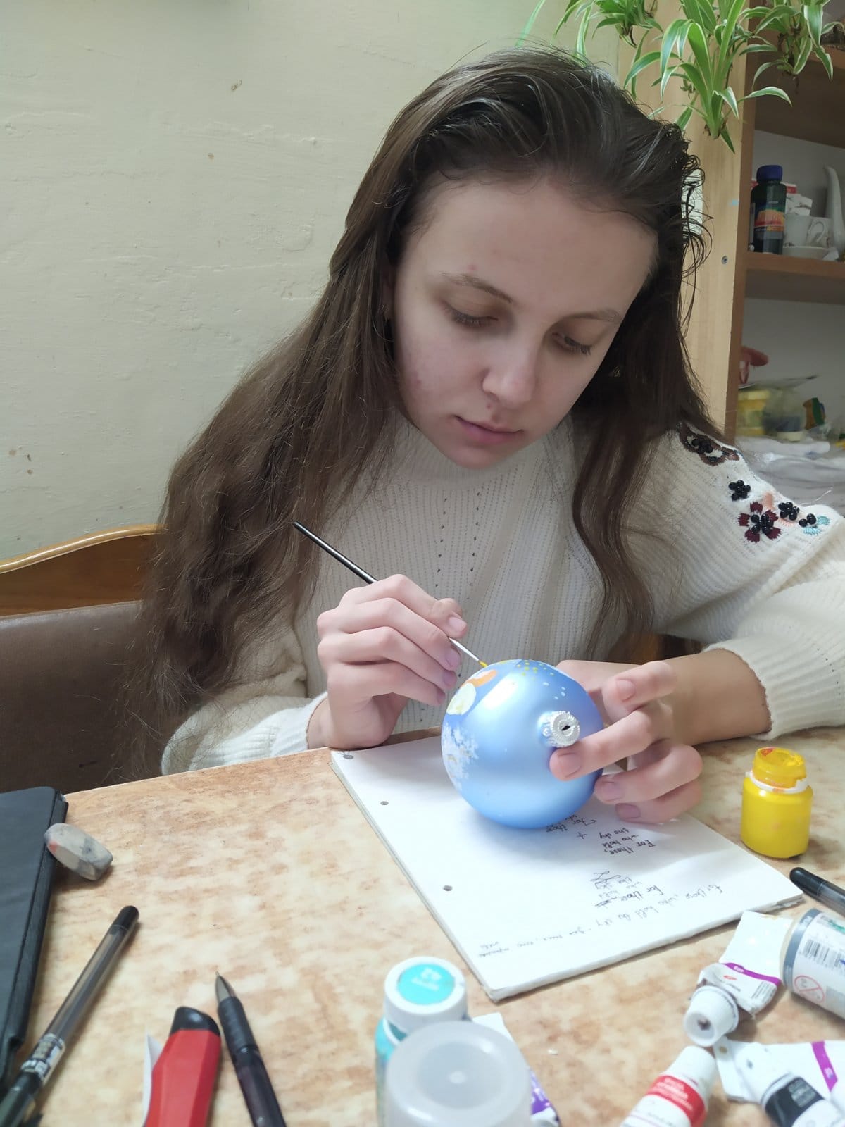 Новини Тернополя - фото з Розписує гільзи та еко-торби, передає картини на аукціони: юна художниця з Тернополя допомагає ЗСУ