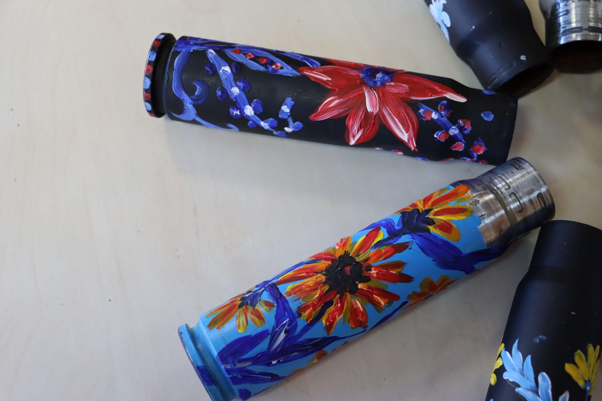 Новини Тернополя - фото з Розписує гільзи та еко-торби, передає картини на аукціони: юна художниця з Тернополя допомагає ЗСУ