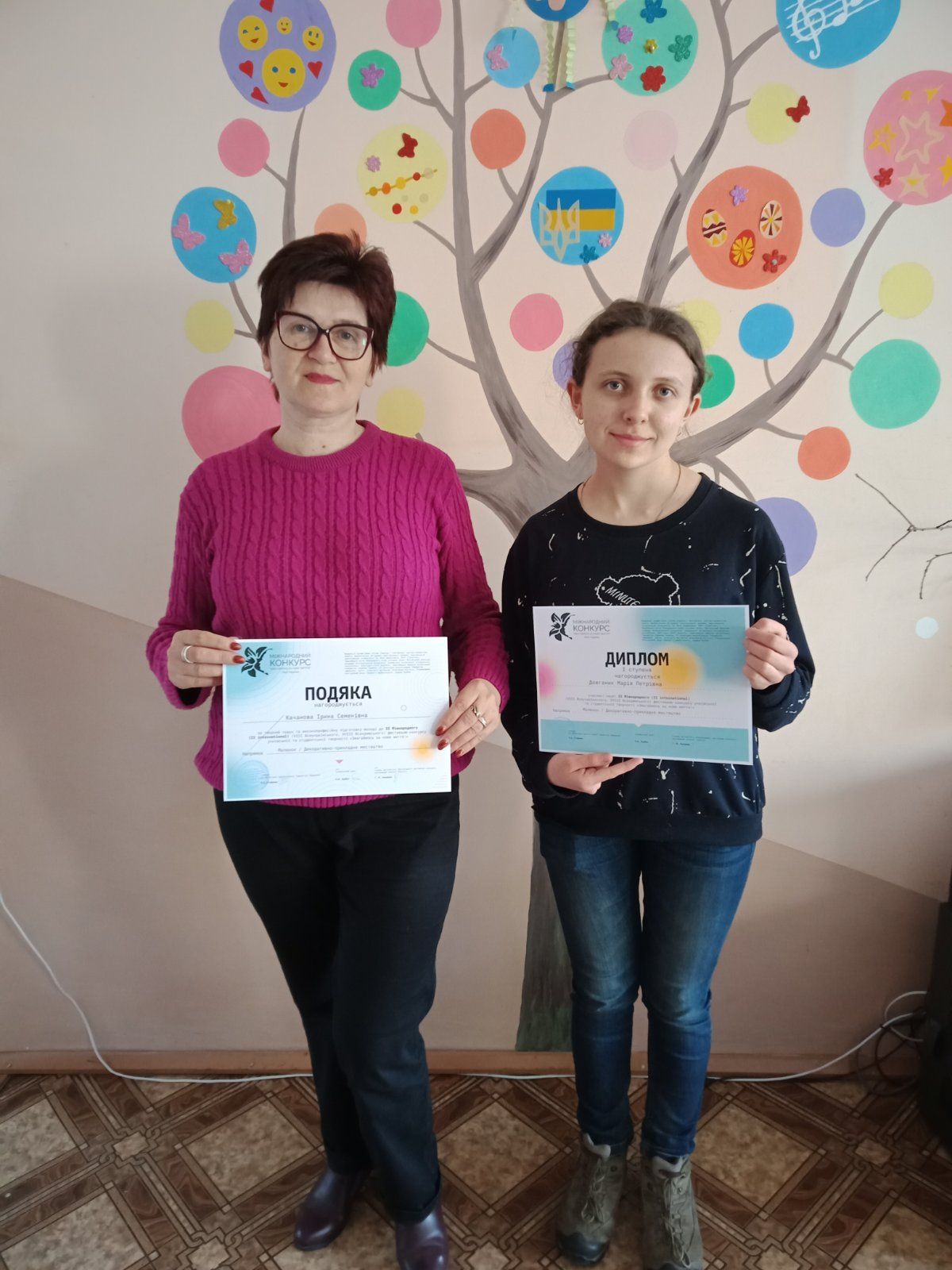 Новини Тернополя - фото з Розписує гільзи та еко-торби, передає картини на аукціони: юна художниця з Тернополя допомагає ЗСУ