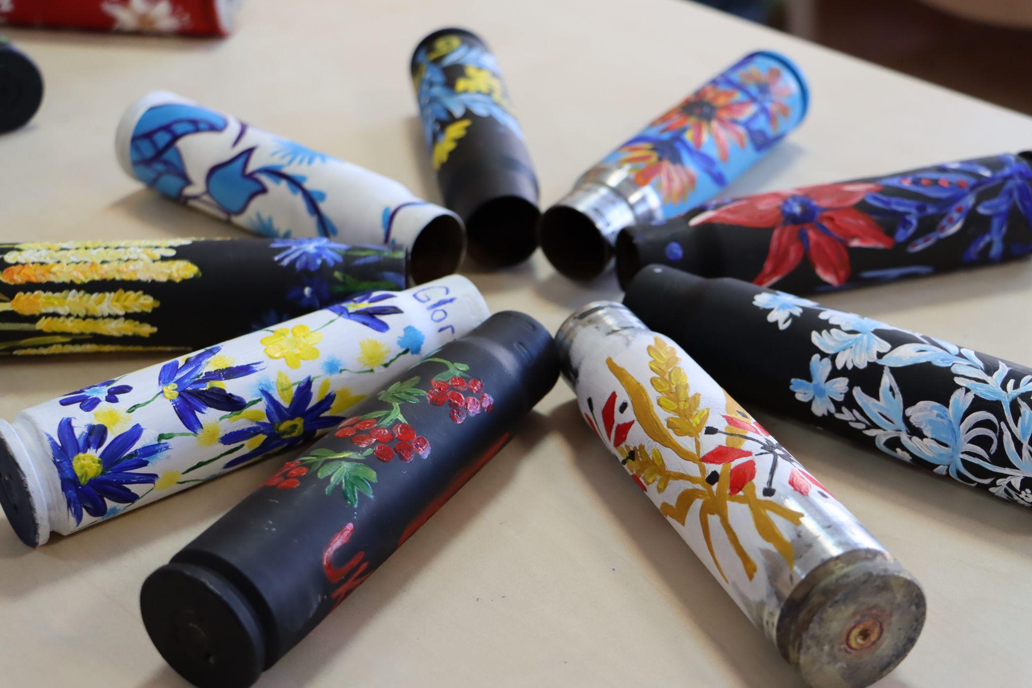 Новини Тернополя - фото з Розписує гільзи та еко-торби, передає картини на аукціони: юна художниця з Тернополя допомагає ЗСУ