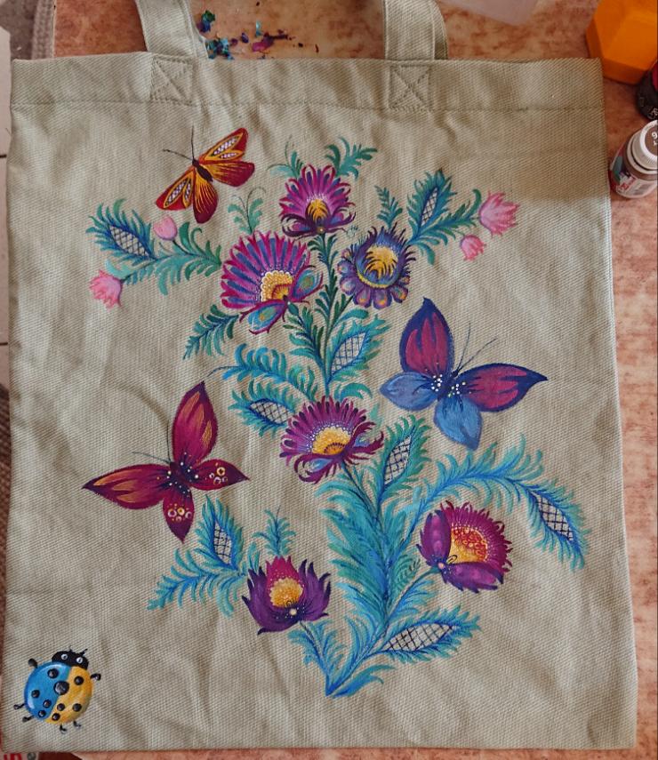 Новини Тернополя - фото з Розписує гільзи та еко-торби, передає картини на аукціони: юна художниця з Тернополя допомагає ЗСУ