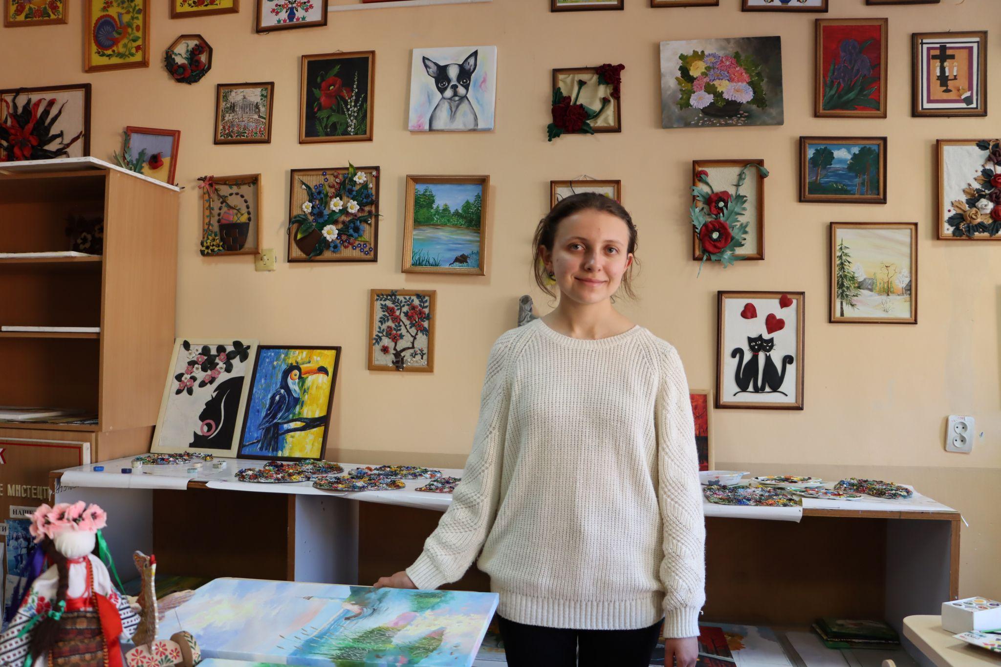 Новини Тернополя - фото з Розписує гільзи та еко-торби, передає картини на аукціони: юна художниця з Тернополя допомагає ЗСУ