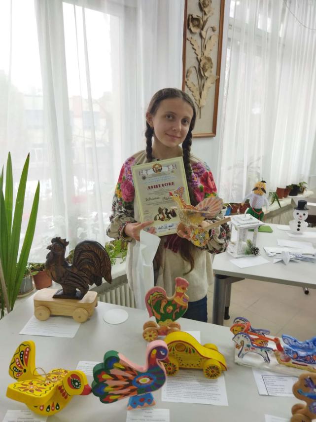 Новини Тернополя - фото з Розписує гільзи та еко-торби, передає картини на аукціони: юна художниця з Тернополя допомагає ЗСУ