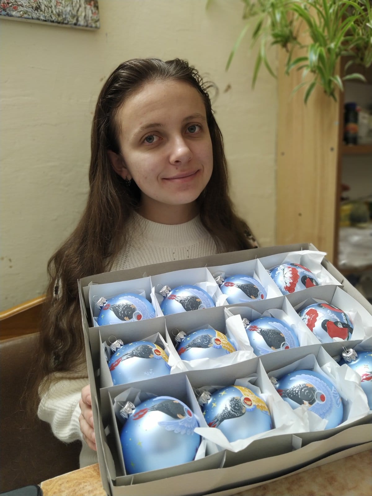 Новини Тернополя - фото з Розписує гільзи та еко-торби, передає картини на аукціони: юна художниця з Тернополя допомагає ЗСУ