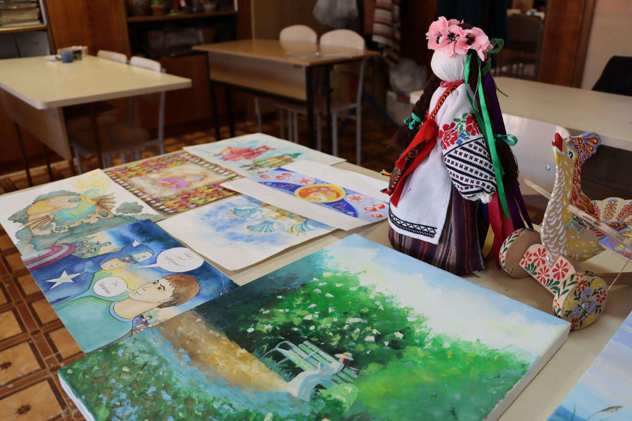 Новини Тернополя - фото з Розписує гільзи та еко-торби, передає картини на аукціони: юна художниця з Тернополя допомагає ЗСУ