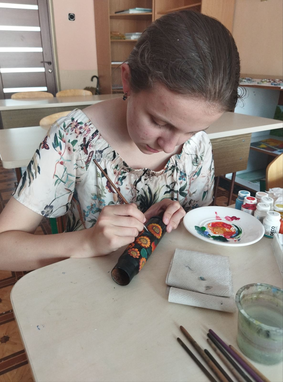 Новини Тернополя - фото з Розписує гільзи та еко-торби, передає картини на аукціони: юна художниця з Тернополя допомагає ЗСУ