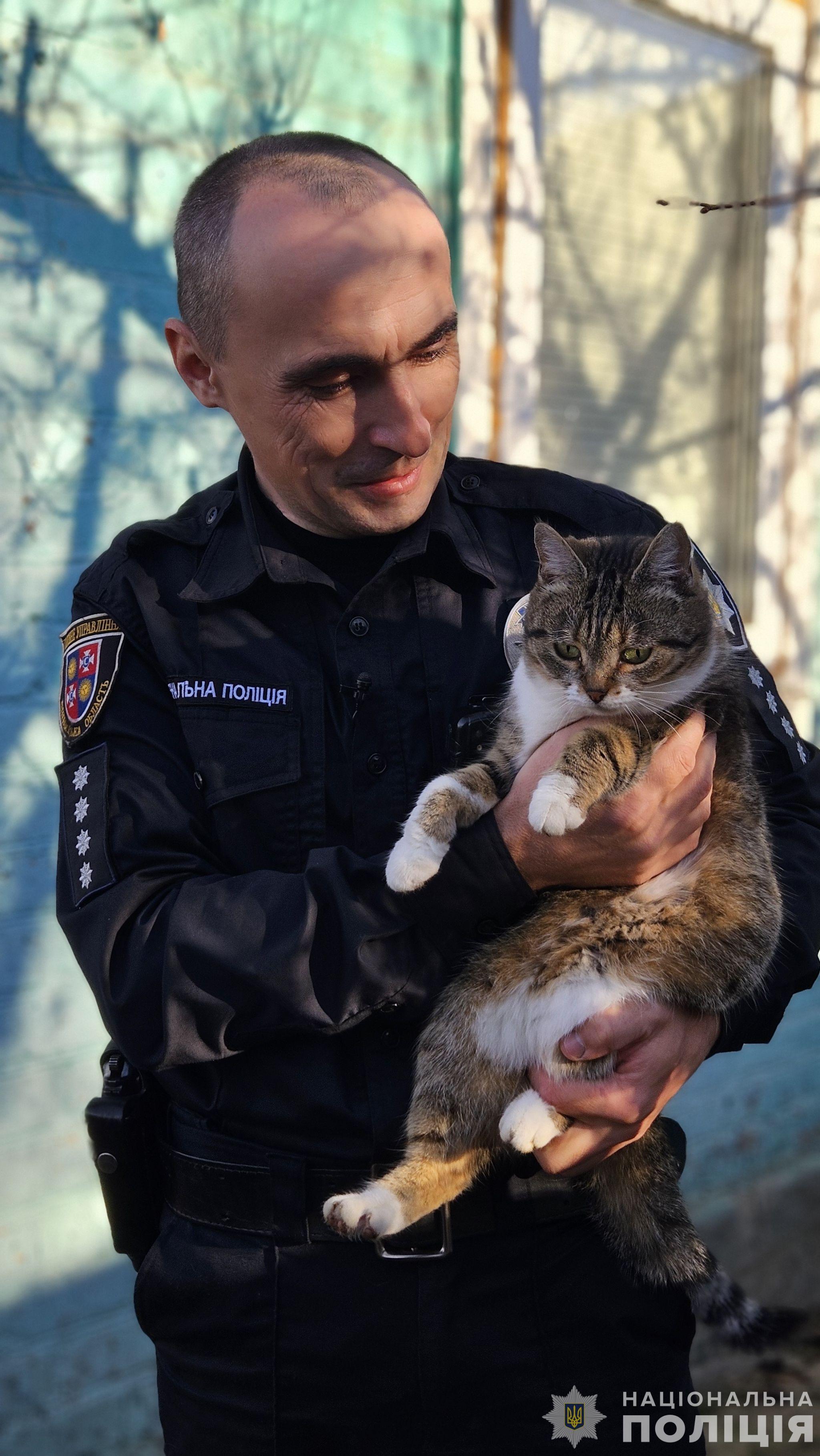 Новини Вінниці - фото з Капітан поліції з Вінниччини допомагає бійцям з обігрівом. Що означає гравіювання МРМК та ЮП?