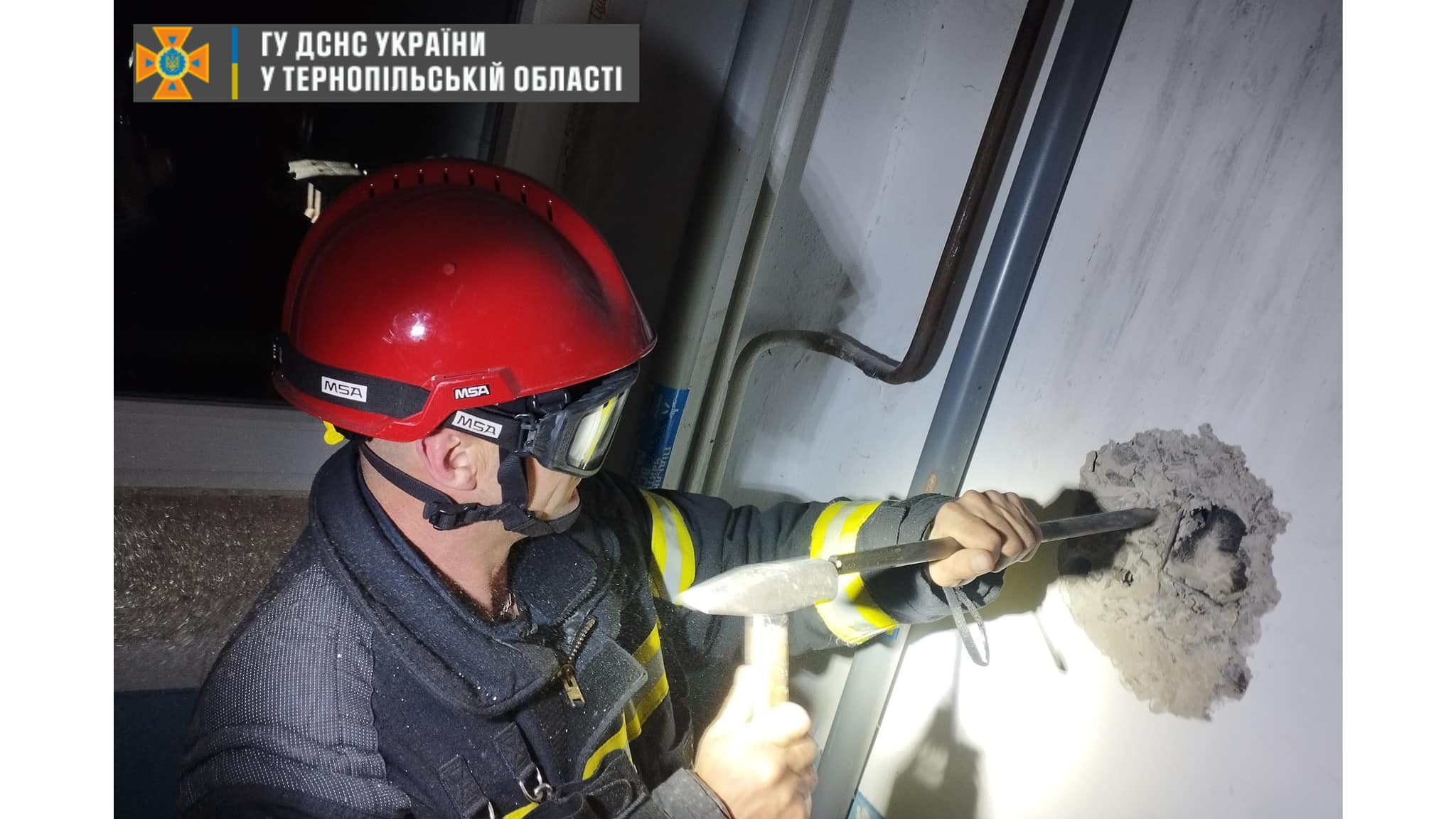 Новини Тернополя - фото з У Тернополі рятувальники визволили кота, який впав у вентиляційну шахту