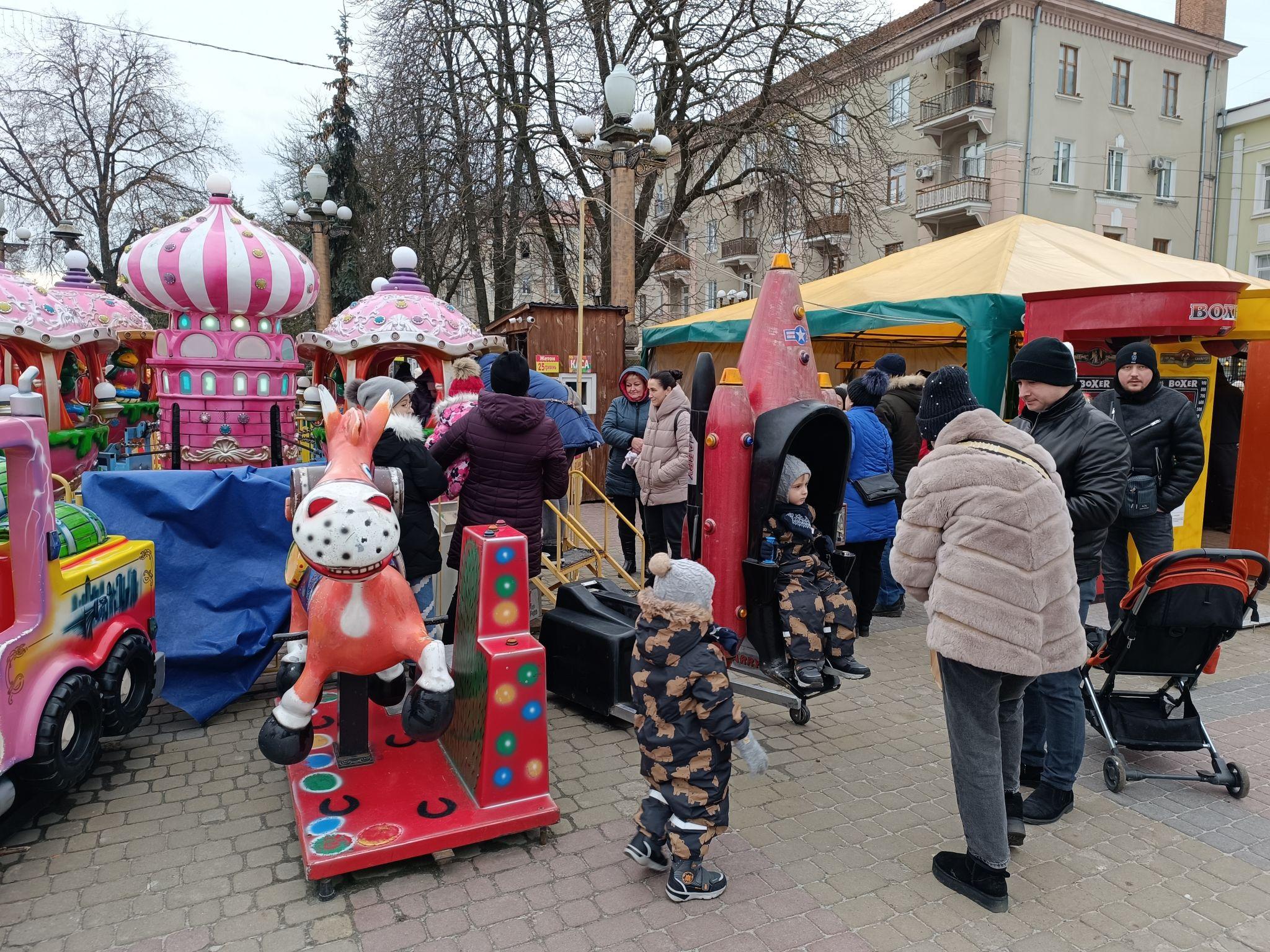 Новини Тернополя - фото з Скільки коштують атракціони, розваги та майстер-класи для дітей біля головної ялинки Тернополя