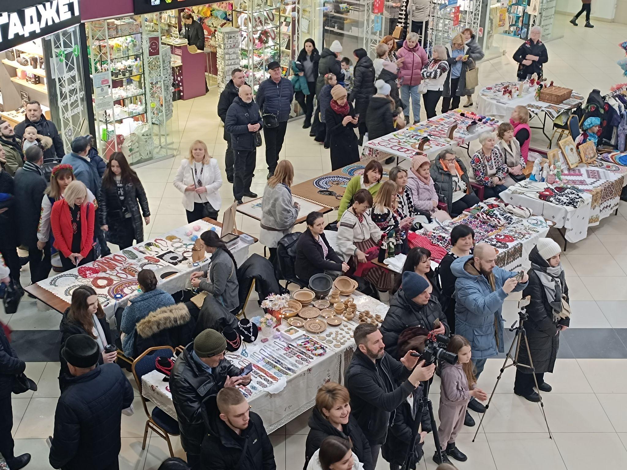 Новини Тернополя - фото з Колядки, щедрівки та різдвяні вистави: як у Тернополі проводять благодійне свято на підтримку ЗСУ
