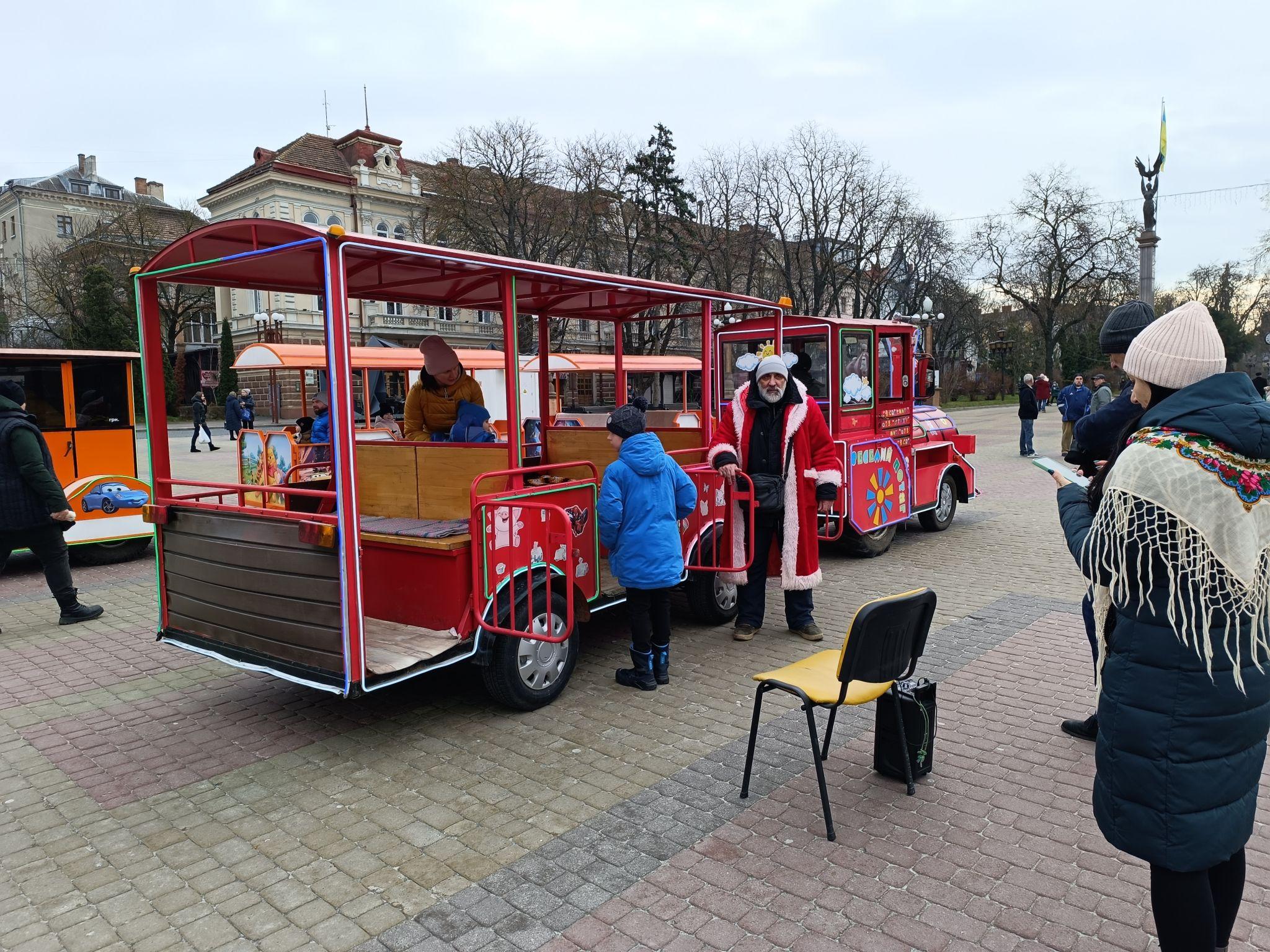 Новини Тернополя - фото з Скільки коштують атракціони, розваги та майстер-класи для дітей біля головної ялинки Тернополя