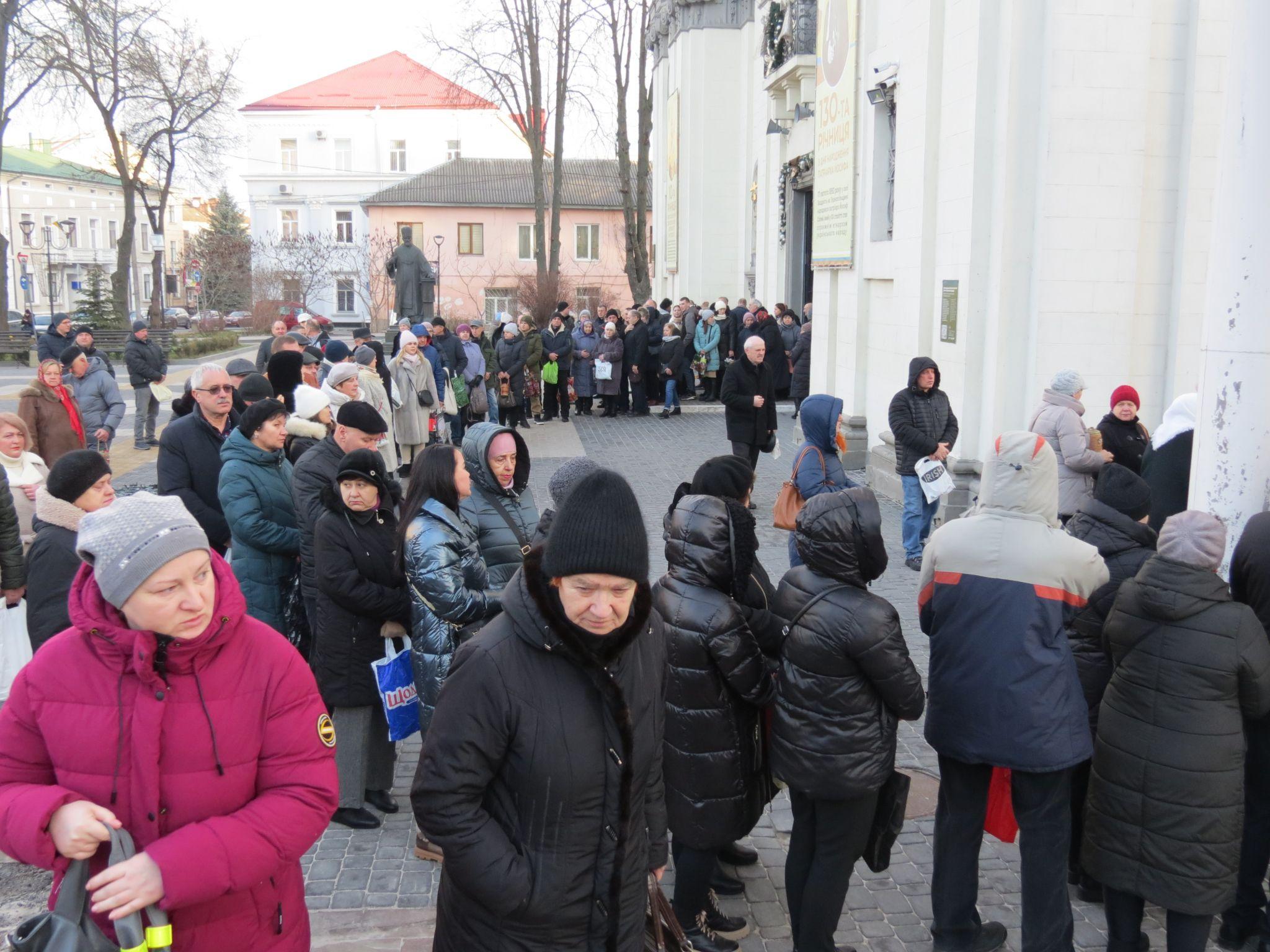 Новини Тернополя - фото з Сотні тернополян у чергах за освяченою водою: як у церквах Тернополя проходили служби у храмах