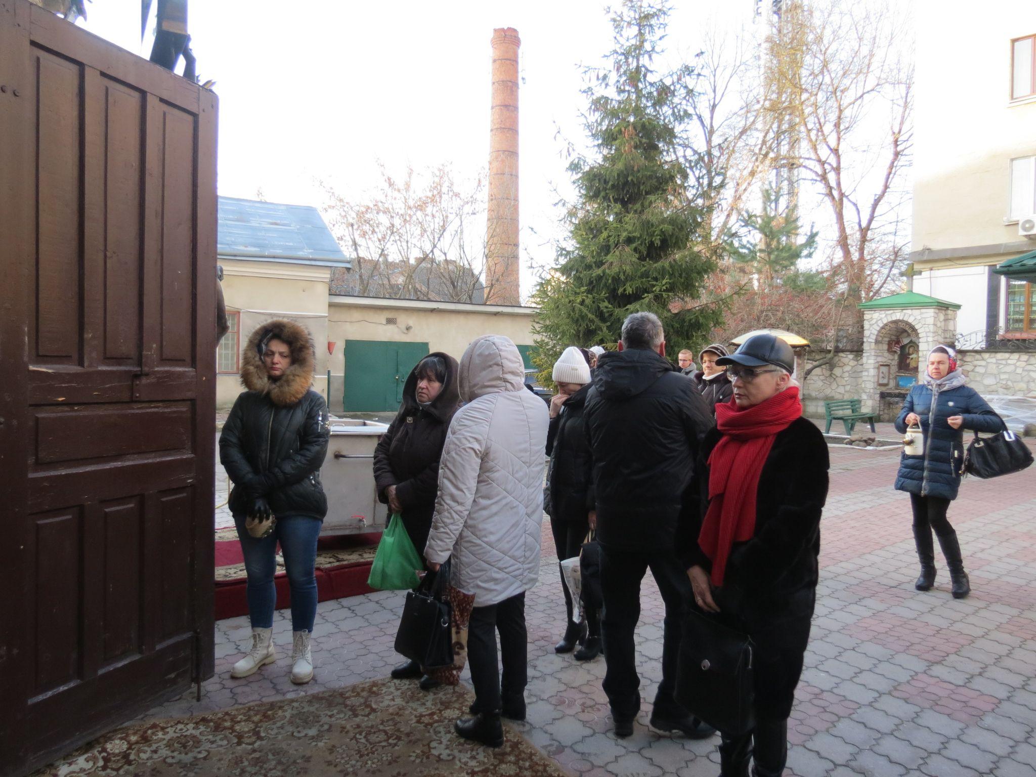 Новини Тернополя - фото з Сотні тернополян у чергах за освяченою водою: як у церквах Тернополя проходили служби у храмах