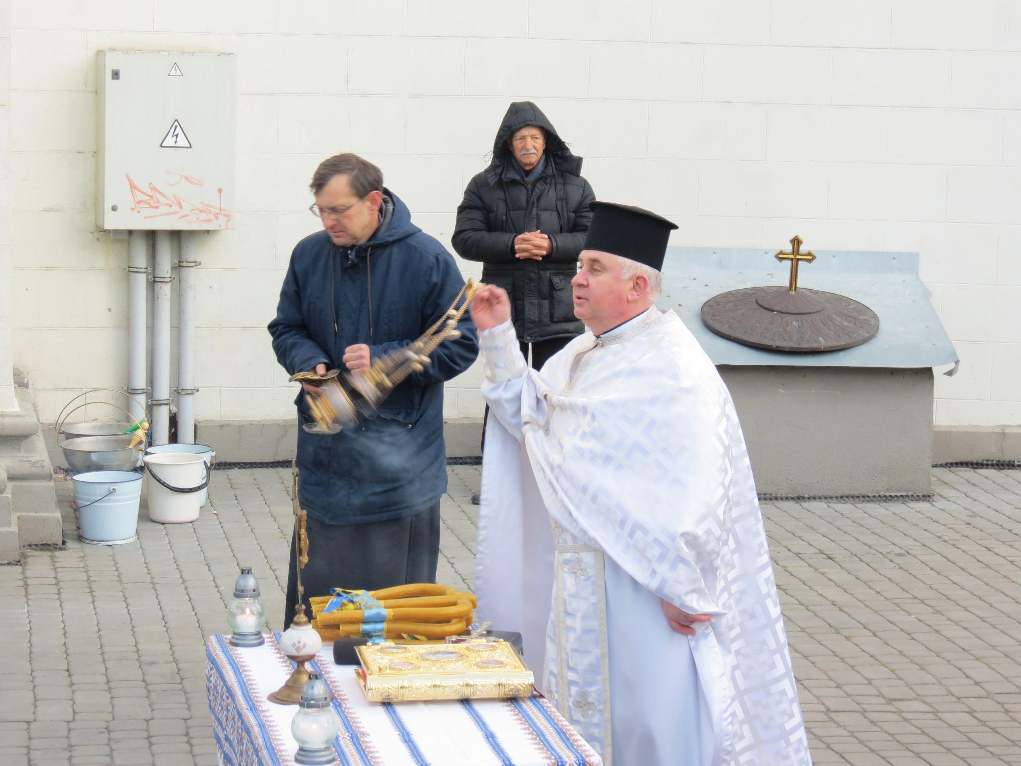 Новини Тернополя - фото з Сотні тернополян у чергах за освяченою водою: як у церквах Тернополя проходили служби у храмах