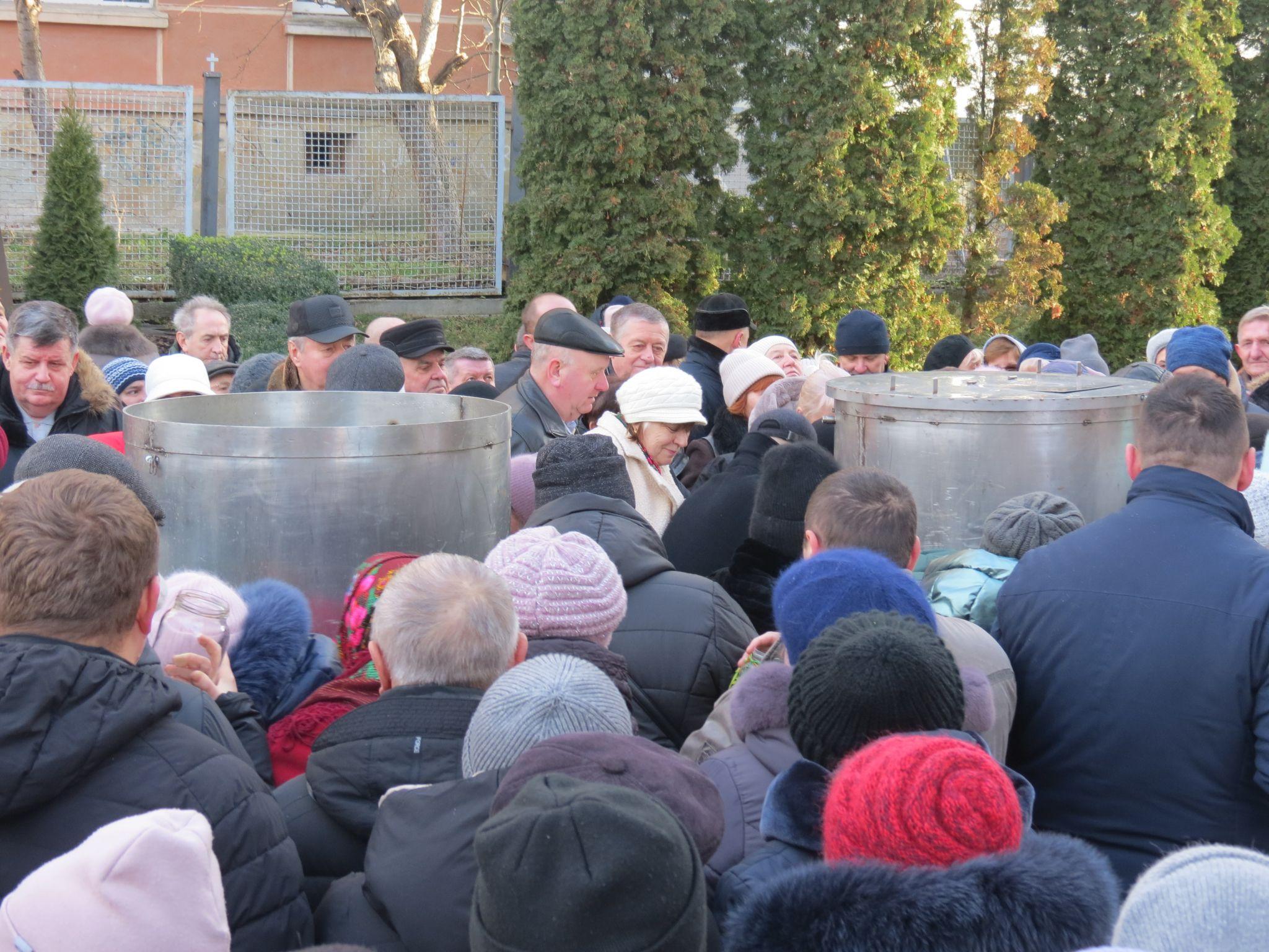 Новини Тернополя - фото з Сотні тернополян у чергах за освяченою водою: як у церквах Тернополя проходили служби у храмах