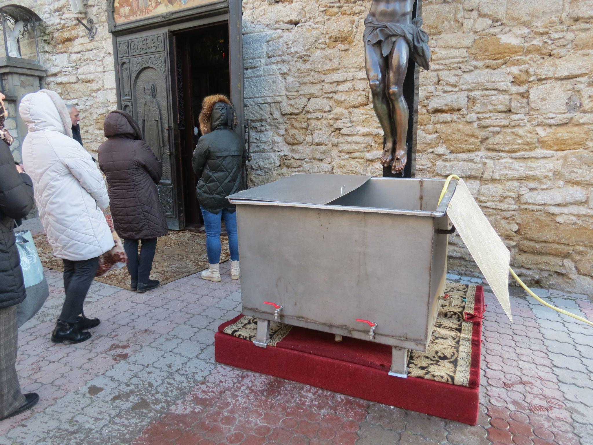 Новини Тернополя - фото з Сотні тернополян у чергах за освяченою водою: як у церквах Тернополя проходили служби у храмах