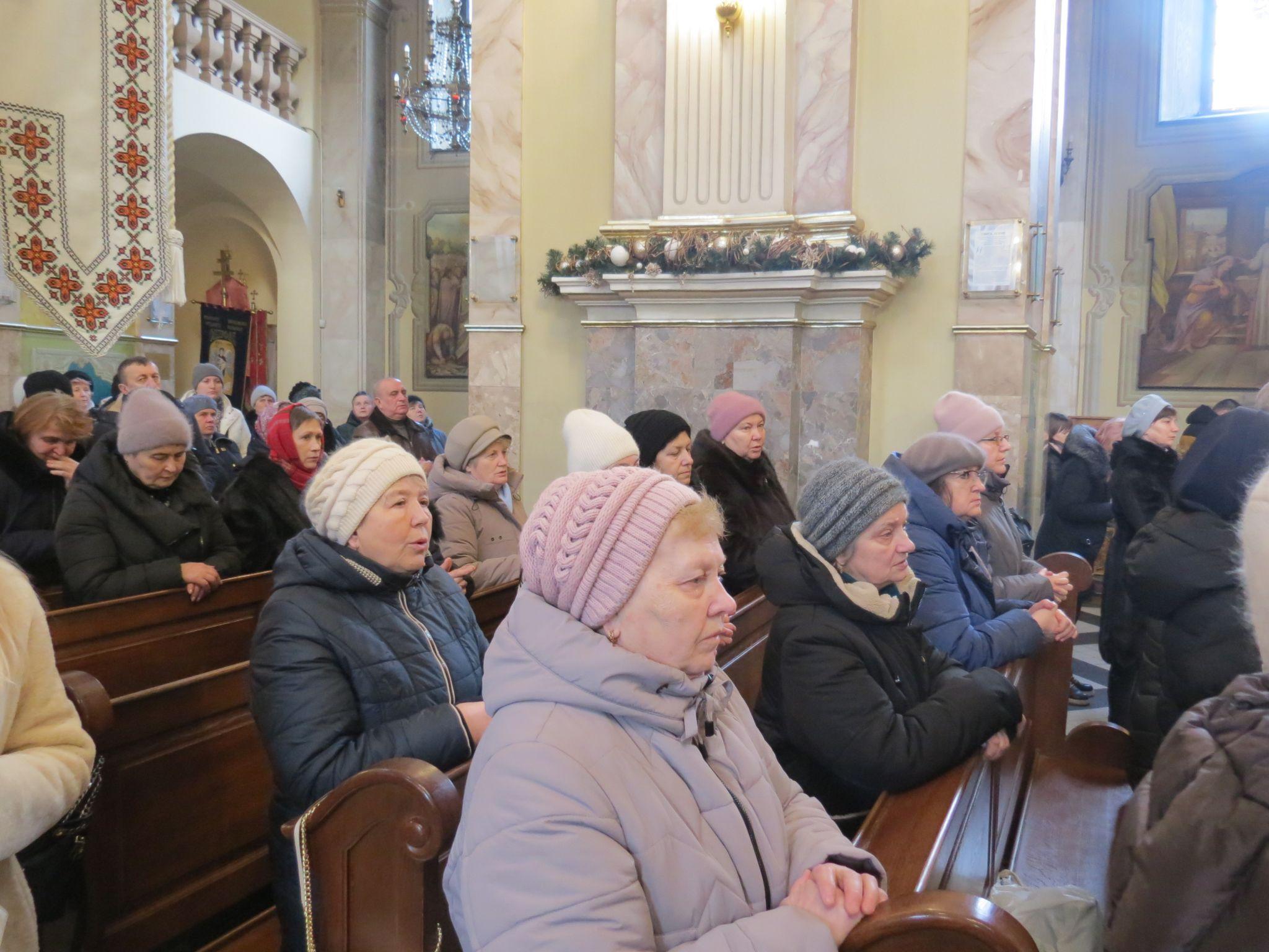 Новини Тернополя - фото з Сотні тернополян у чергах за освяченою водою: як у церквах Тернополя проходили служби у храмах