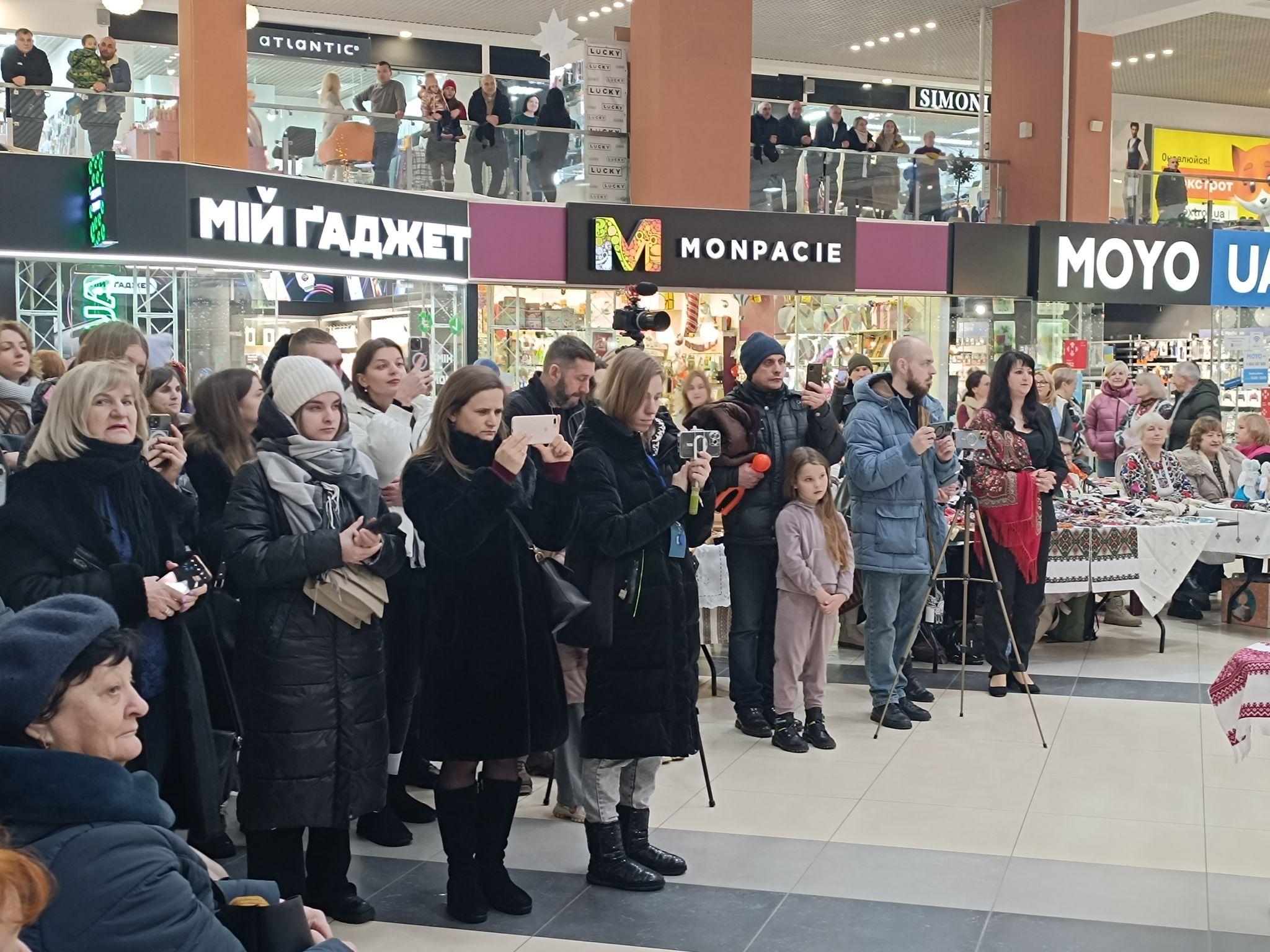 Новини Тернополя - фото з Колядки, щедрівки та різдвяні вистави: як у Тернополі проводять благодійне свято на підтримку ЗСУ