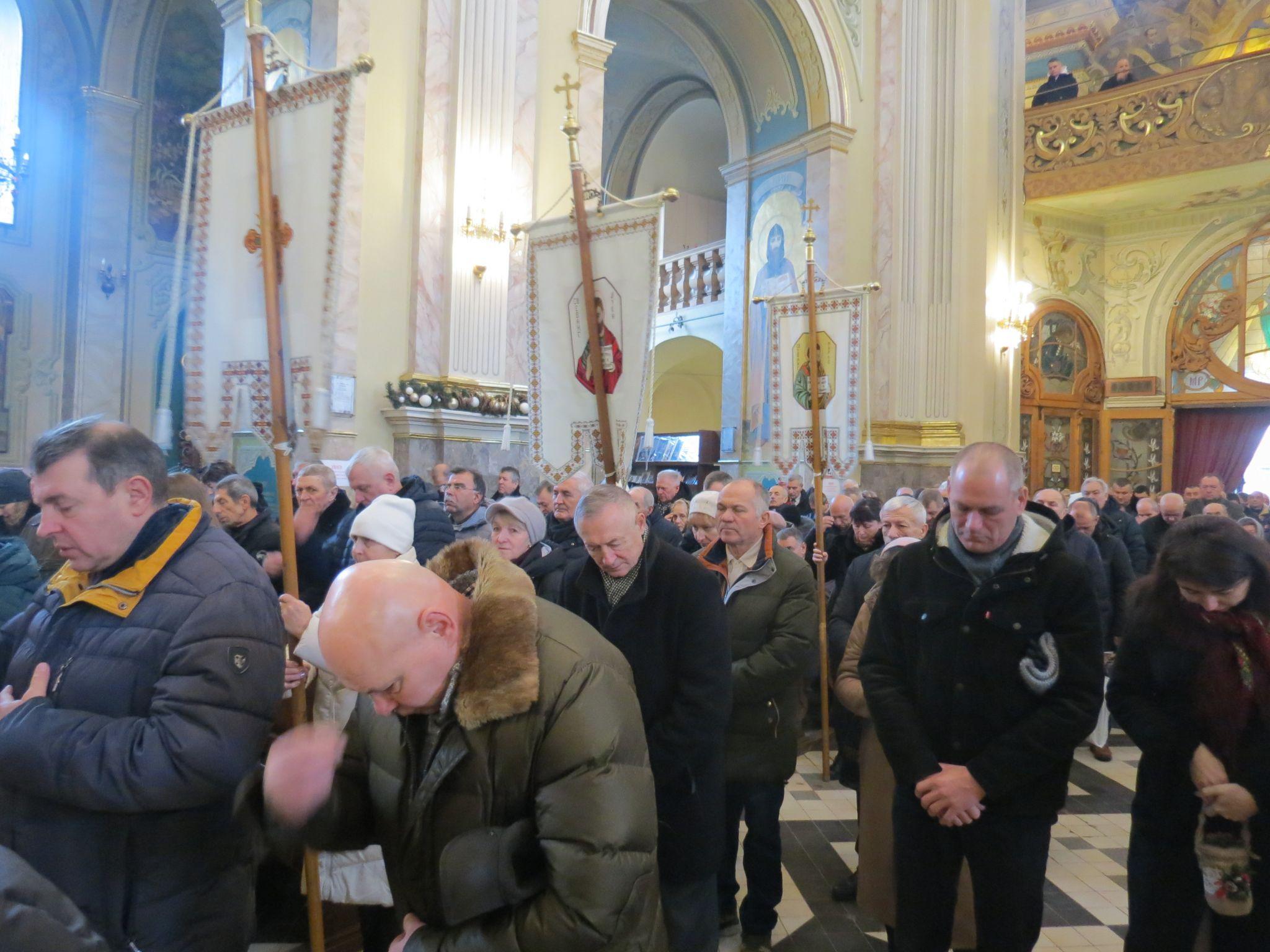 Новини Тернополя - фото з Сотні тернополян у чергах за освяченою водою: як у церквах Тернополя проходили служби у храмах