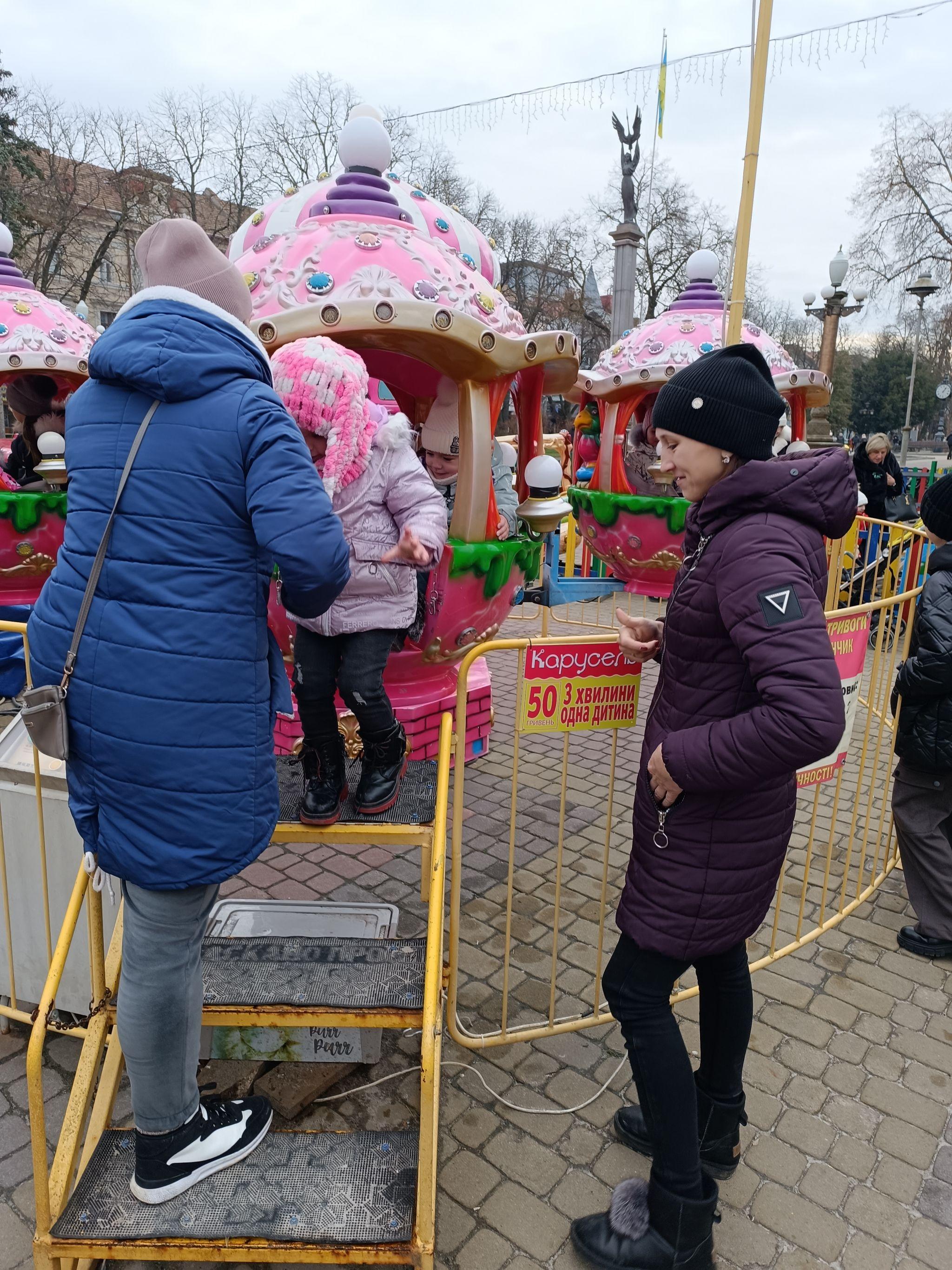 Новини Тернополя - фото з Скільки коштують атракціони, розваги та майстер-класи для дітей біля головної ялинки Тернополя