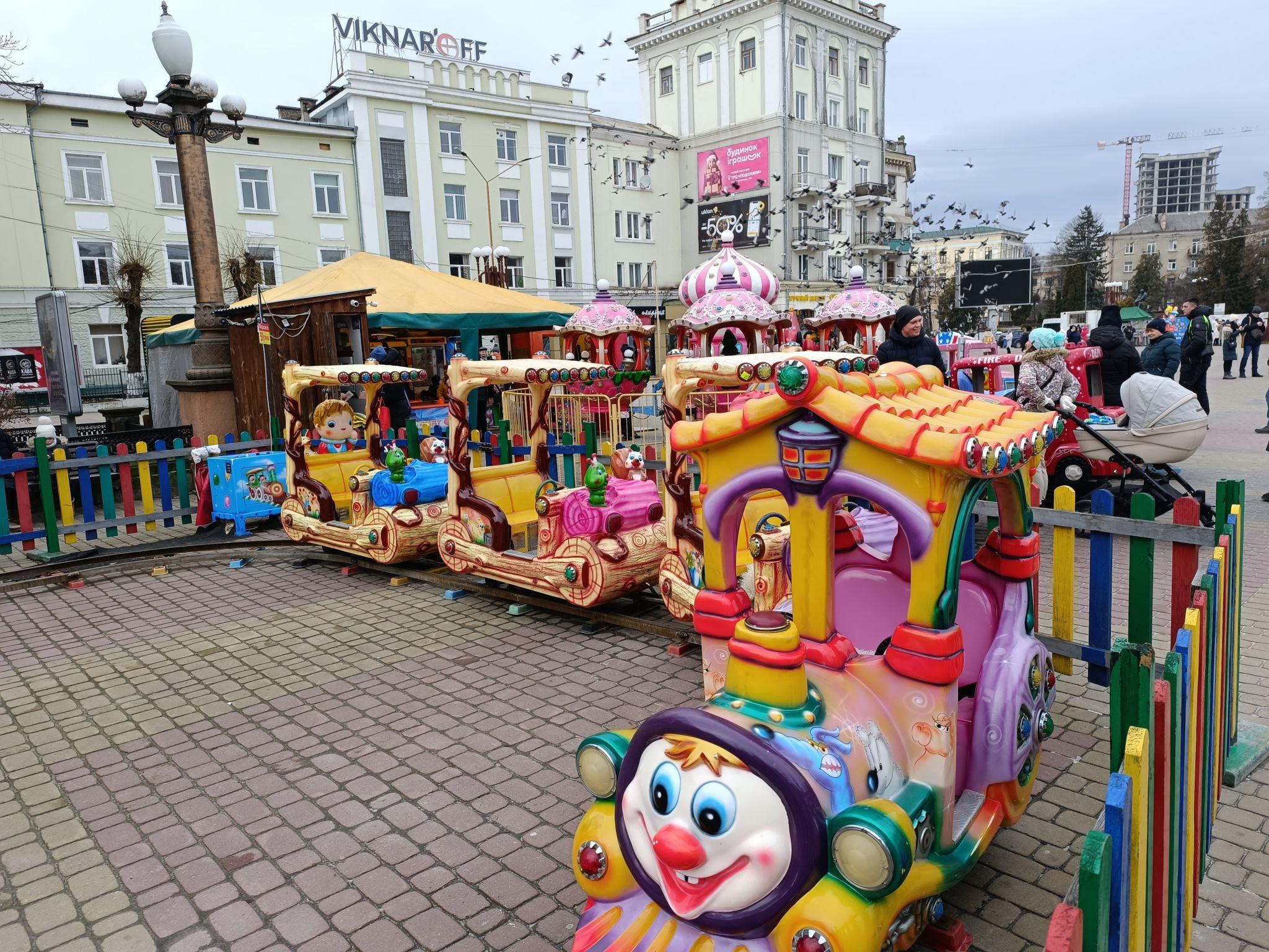 Новини Тернополя - фото з Скільки коштують атракціони, розваги та майстер-класи для дітей біля головної ялинки Тернополя