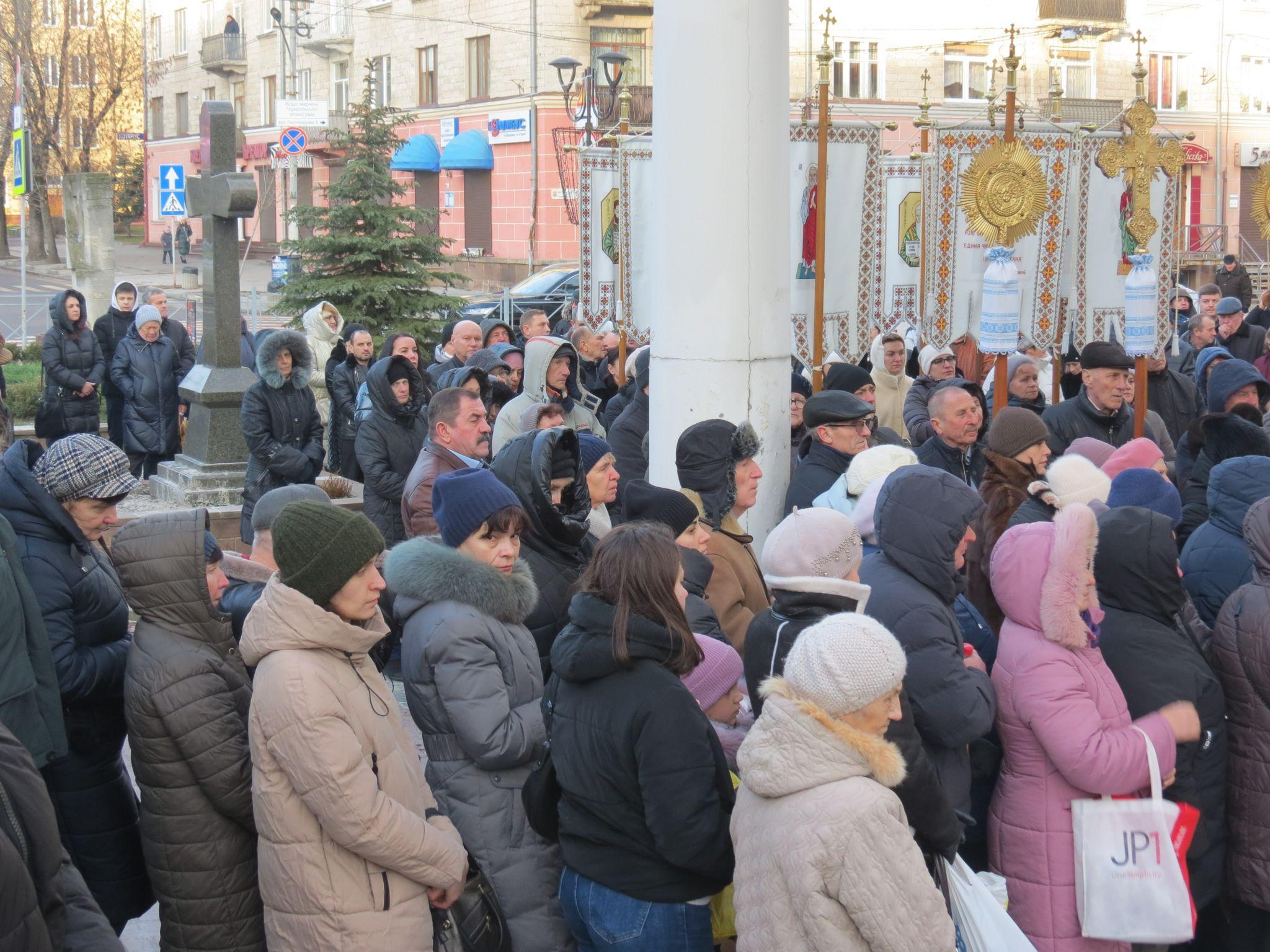 Новини Тернополя - фото з Сотні тернополян у чергах за освяченою водою: як у церквах Тернополя проходили служби у храмах