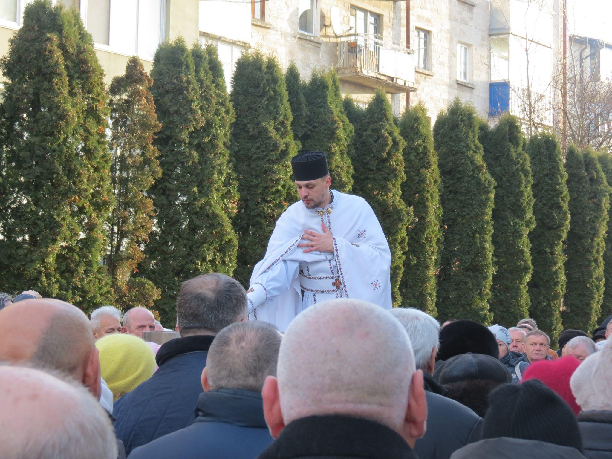 Новини Тернополя - фото з Сотні тернополян у чергах за освяченою водою: як у церквах Тернополя проходили служби у храмах