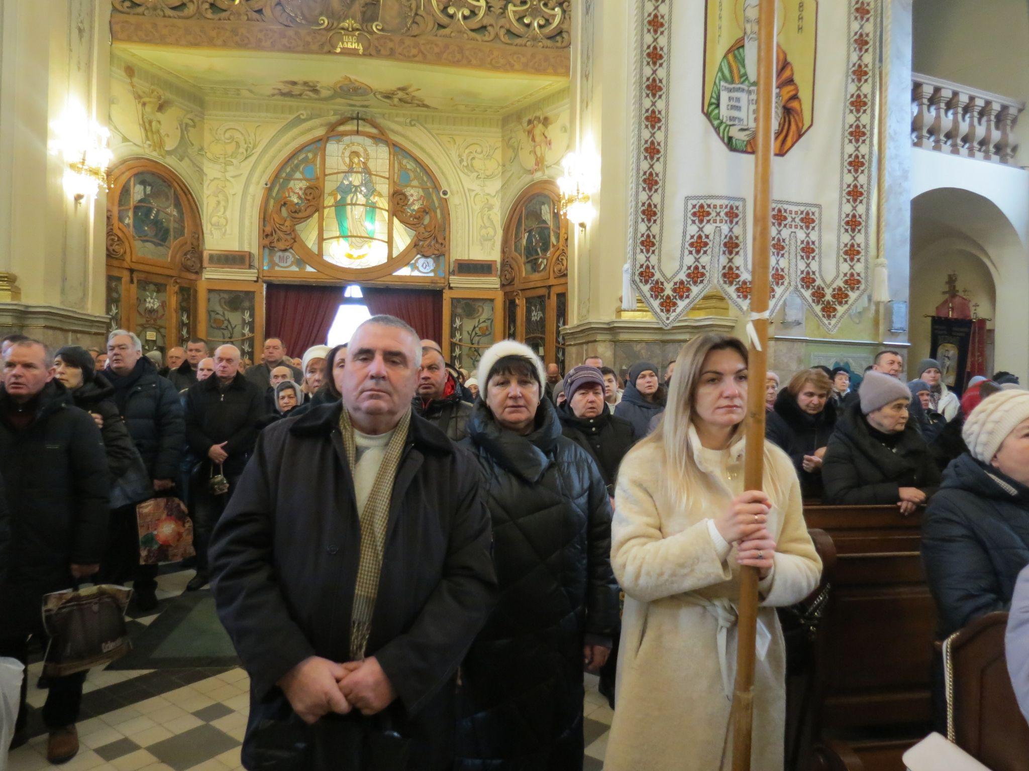 Новини Тернополя - фото з Сотні тернополян у чергах за освяченою водою: як у церквах Тернополя проходили служби у храмах