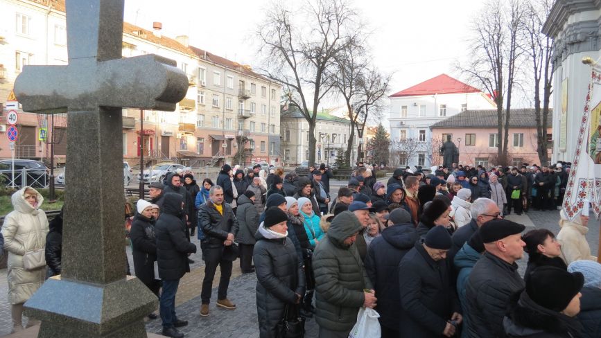 Сотні тернополян у чергах за освяченою водою: як у церквах Тернополя проходили служби у храмах