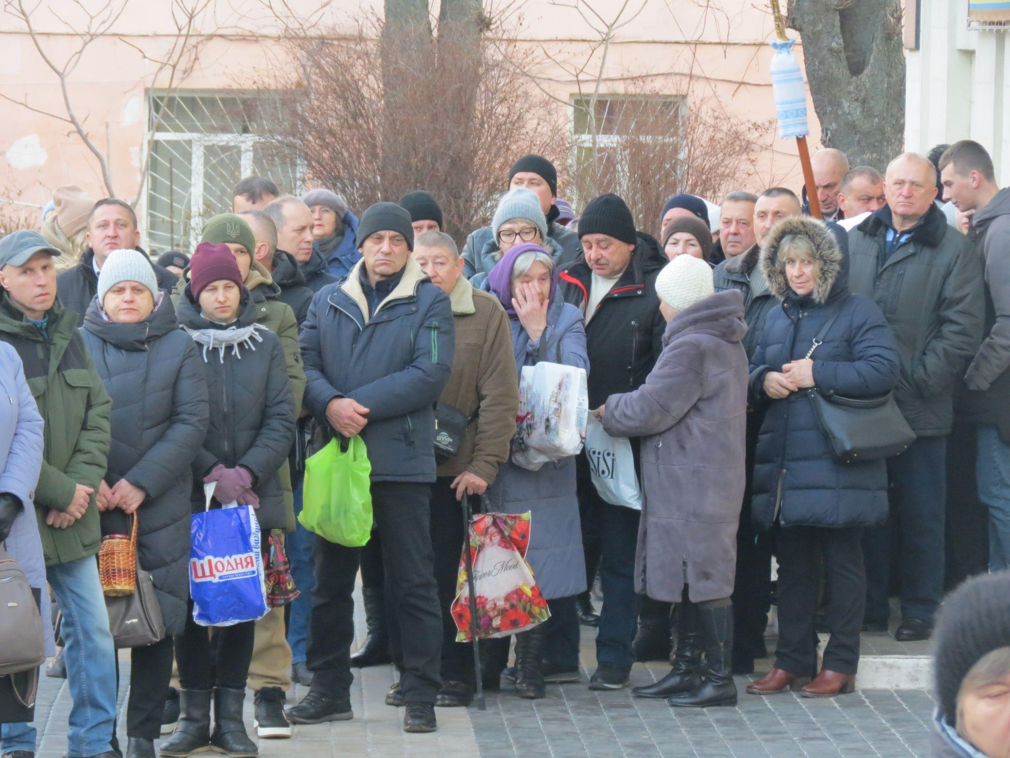 Новини Тернополя - фото з Сотні тернополян у чергах за освяченою водою: як у церквах Тернополя проходили служби у храмах