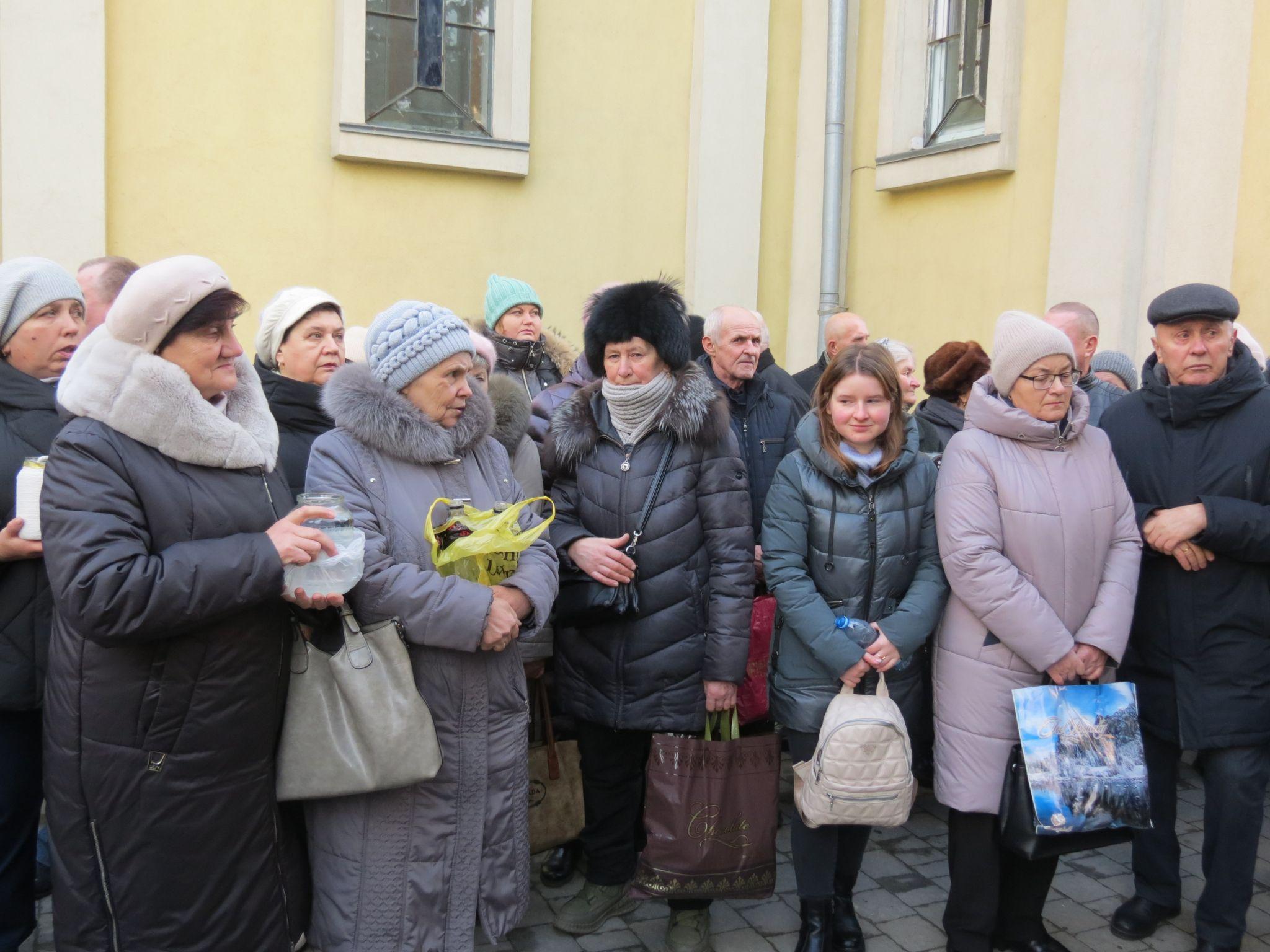 Новини Тернополя - фото з Сотні тернополян у чергах за освяченою водою: як у церквах Тернополя проходили служби у храмах
